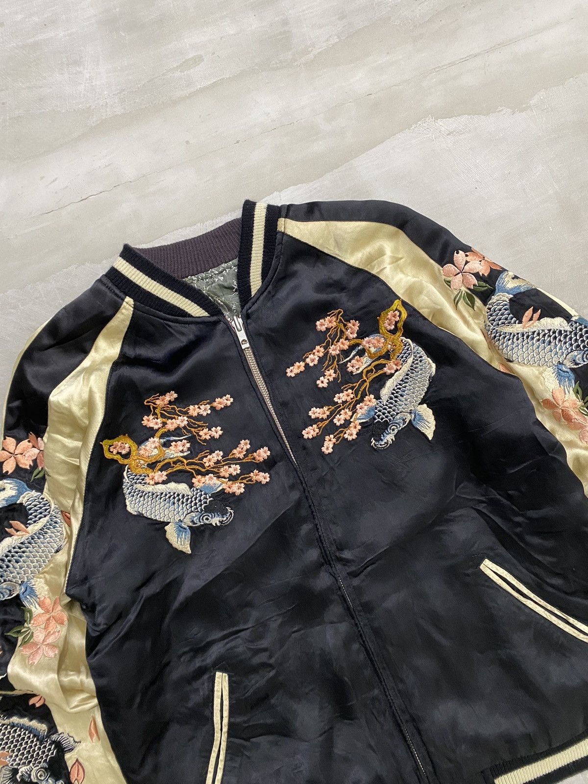 Japanese Brand Vintage REVERSIBLE SUKAJAN Koi Fish Embroidered Jacket Size US L / EU 52-54 / 3 - 3 Thumbnail