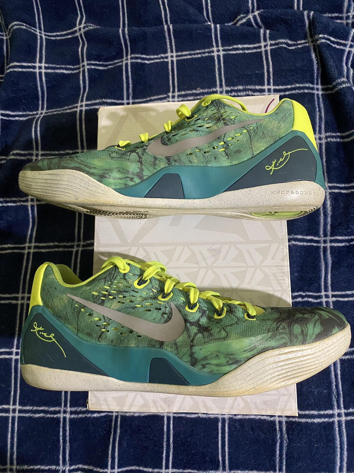 Nike Kobe 9 EM Easter 2014 Size US 9.5 / EU 42-43 - 2 Thumbnail