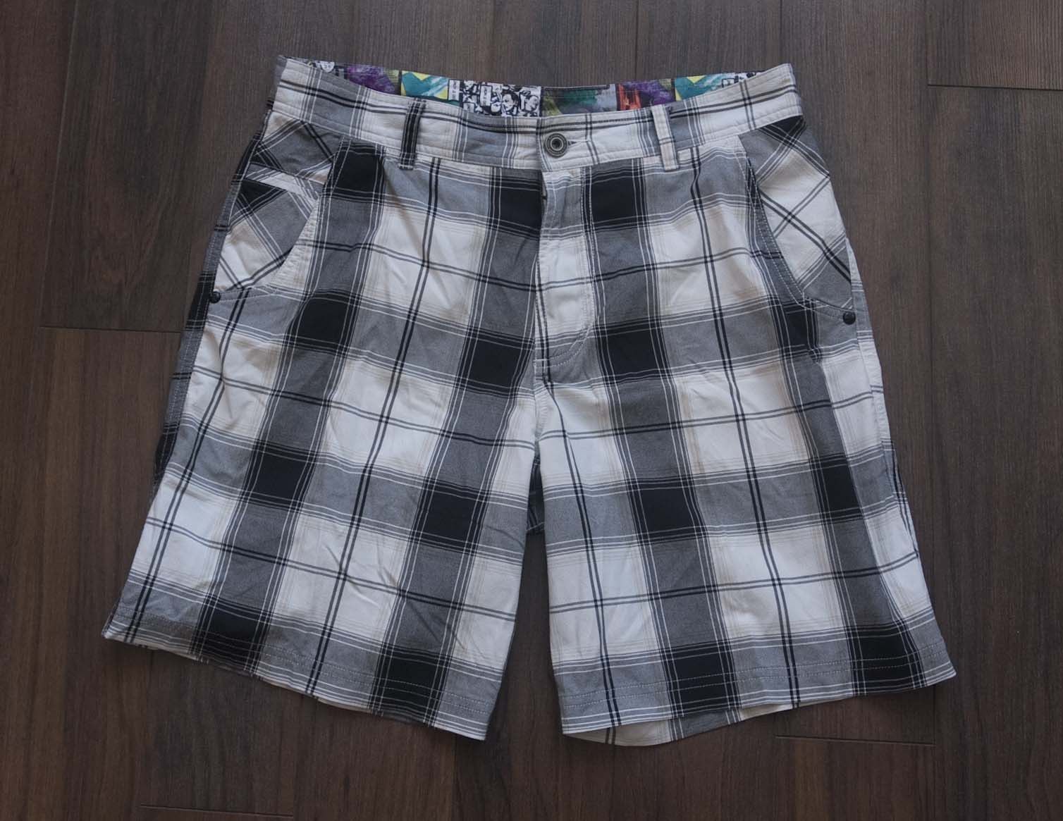 Lululemon Lululemon Shorts White Gray Comic Strip Size 34 *F0107a6 Size US 34 / EU 50 - 1 Thumbnail
