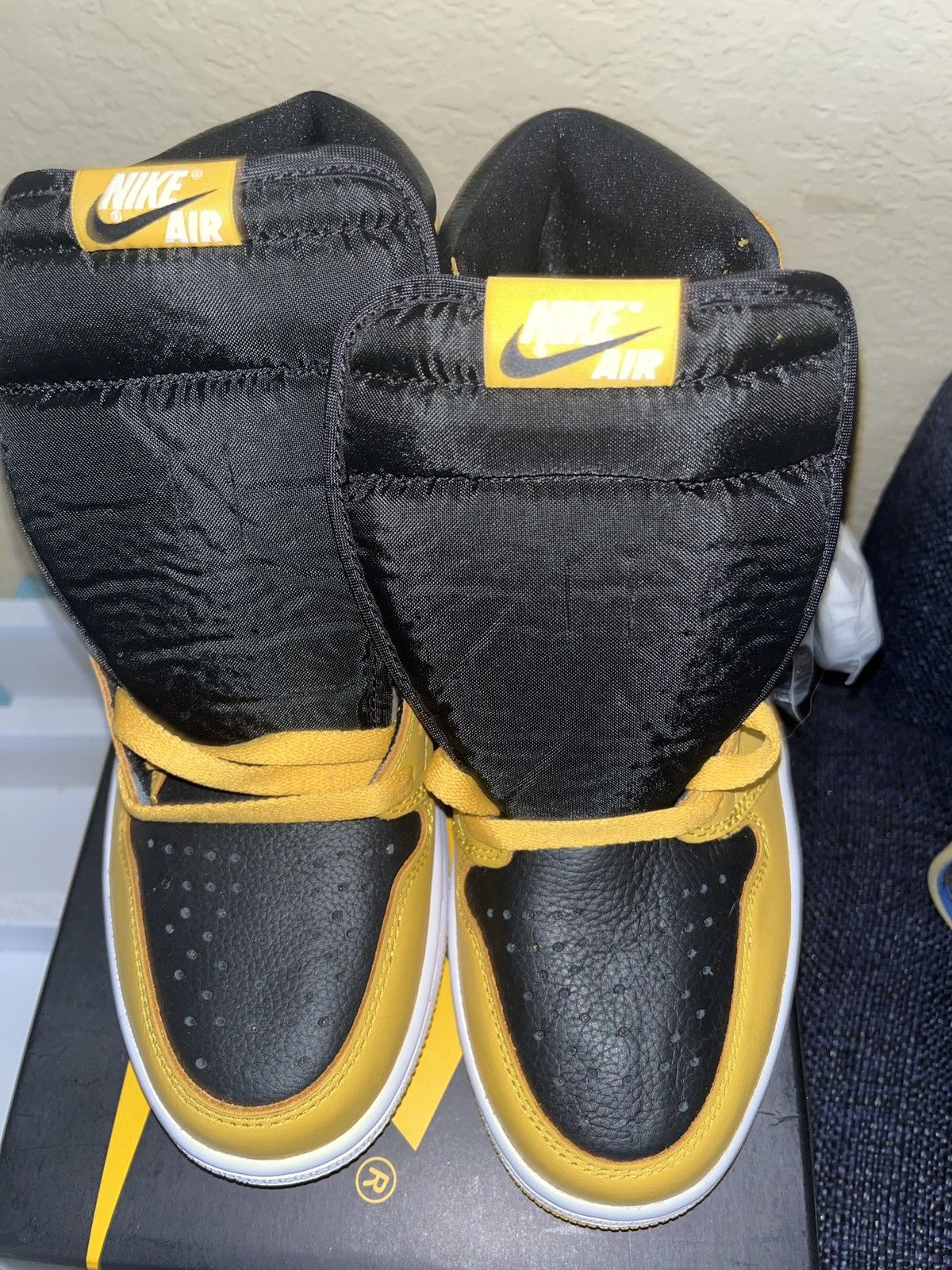 Jordan Brand Jordan 1 High “Pollen” Size US 9 / EU 42 - 9 Thumbnail