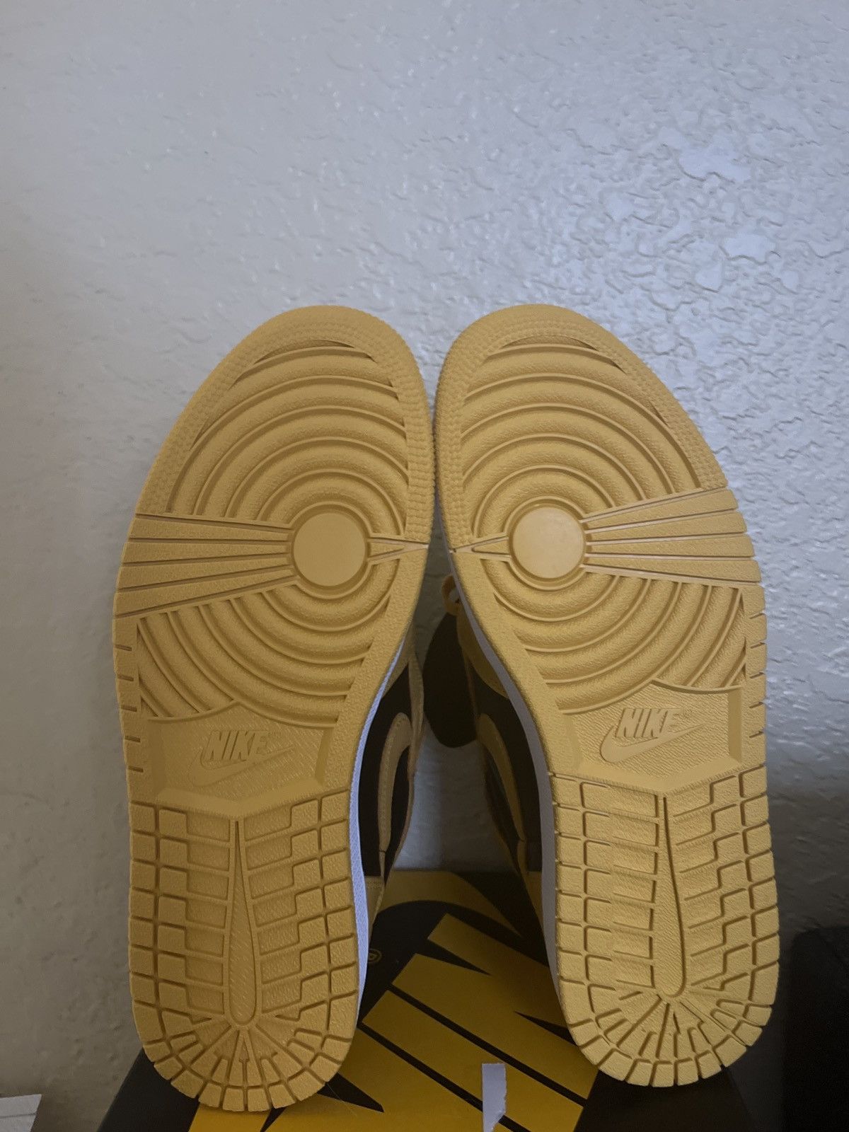 Jordan Brand Jordan 1 High “Pollen” Size US 9 / EU 42 - 3 Thumbnail