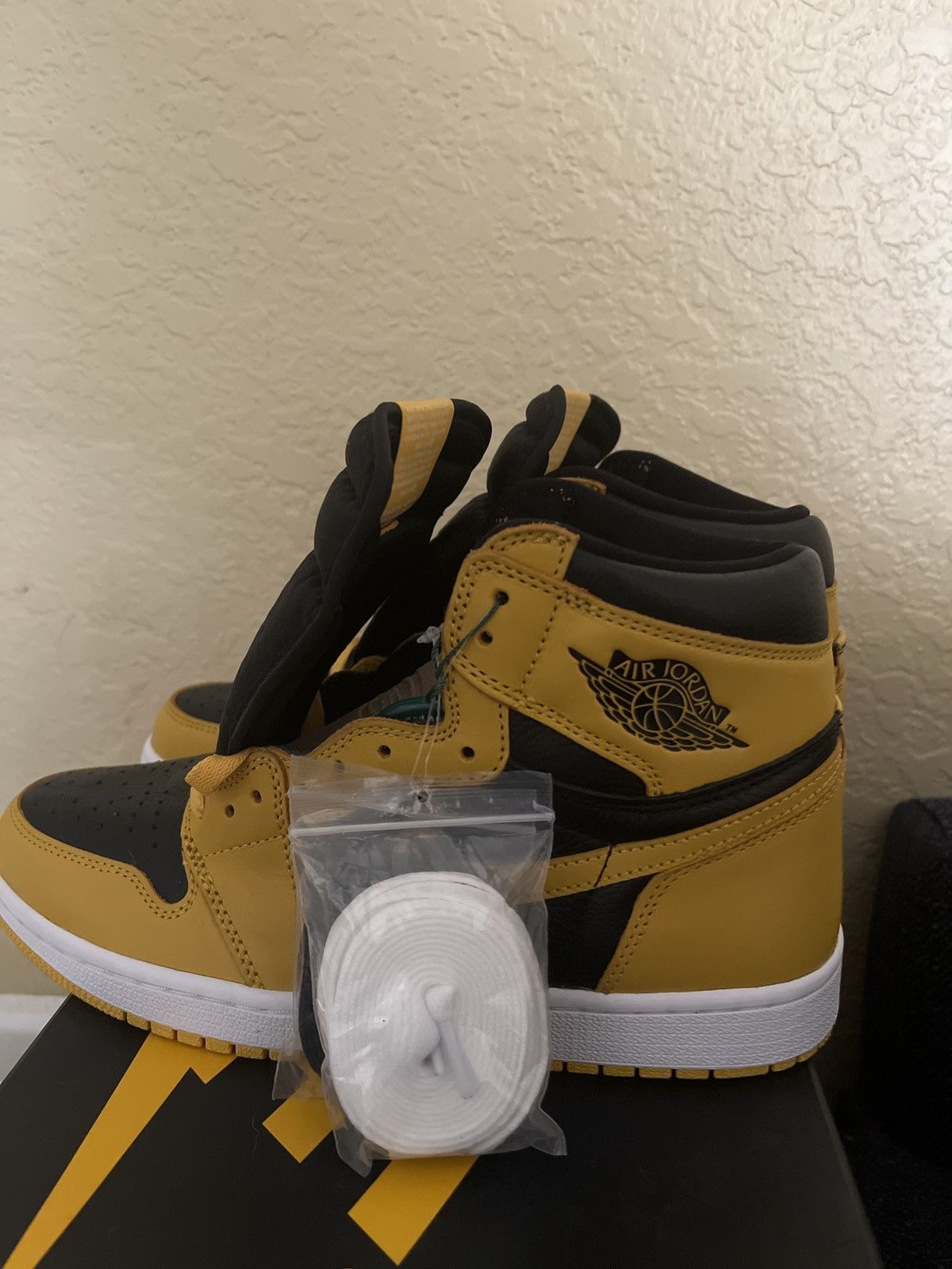 Jordan Brand Jordan 1 High “Pollen” Size US 9 / EU 42 - 10 Thumbnail