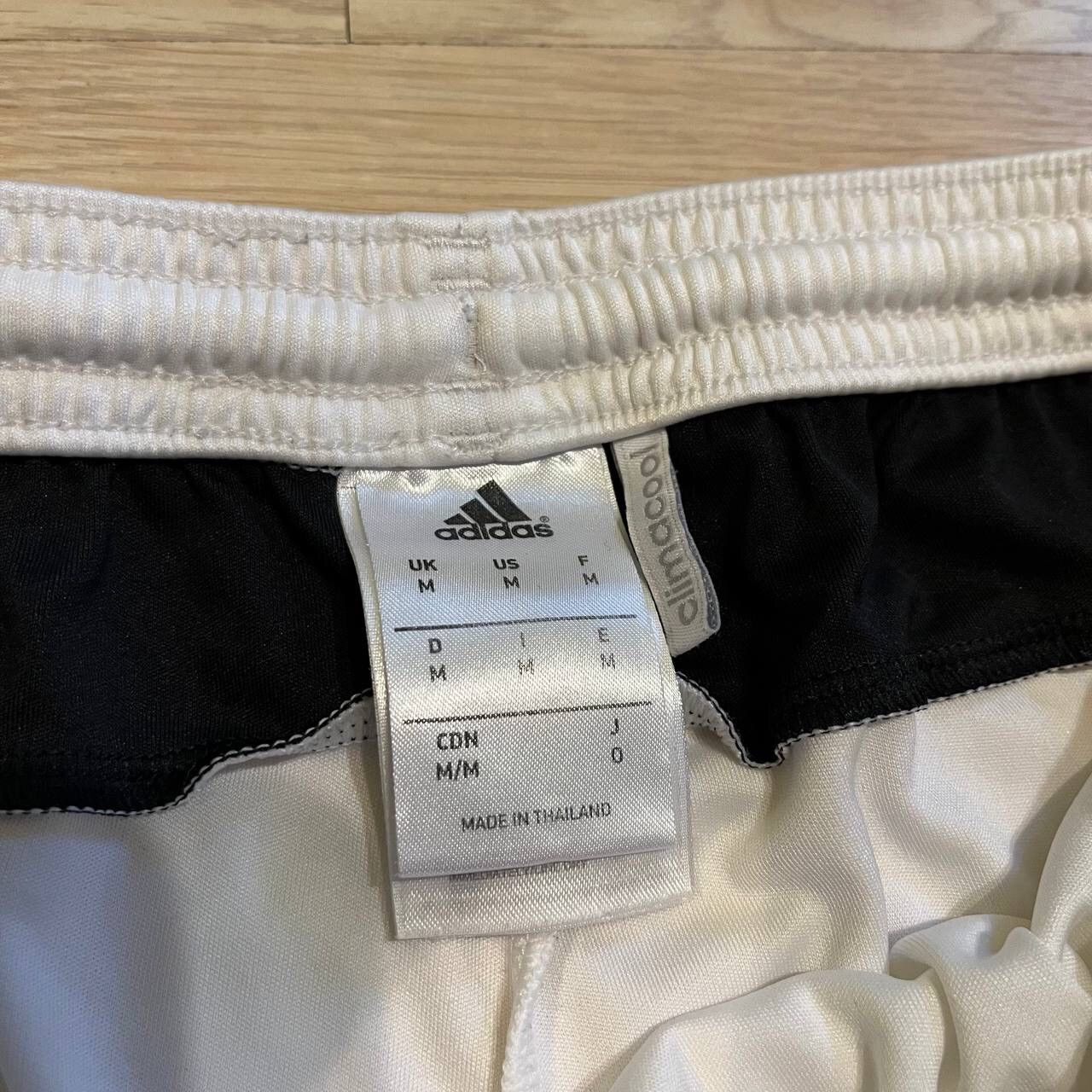 Adidas JUVENTUS ADIDAS 2015/2016 FOOTBALL HOME SHORTS SIZE “M” Size US 32 / EU 48 - 6 Thumbnail