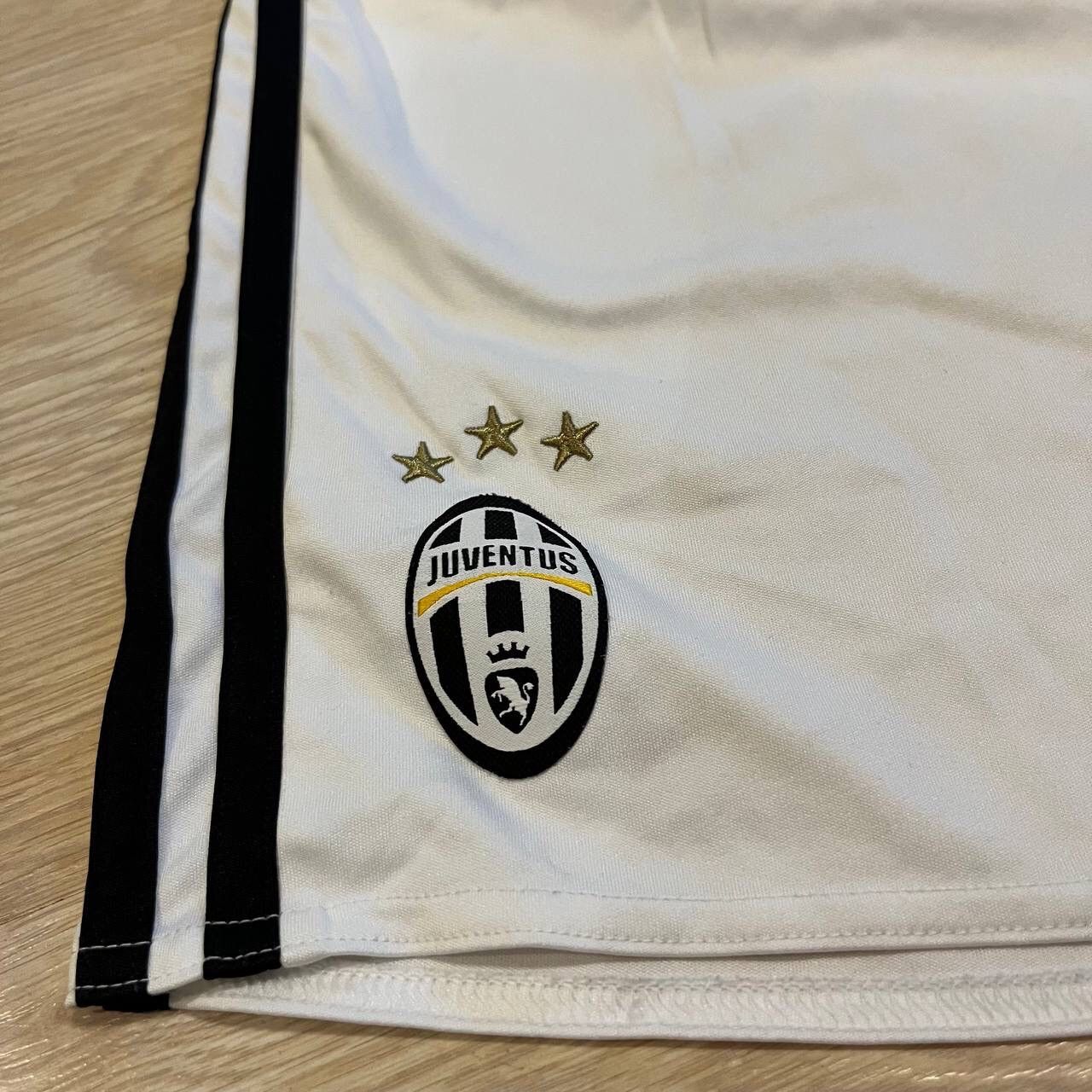 Adidas JUVENTUS ADIDAS 2015/2016 FOOTBALL HOME SHORTS SIZE “M” Size US 32 / EU 48 - 2 Thumbnail