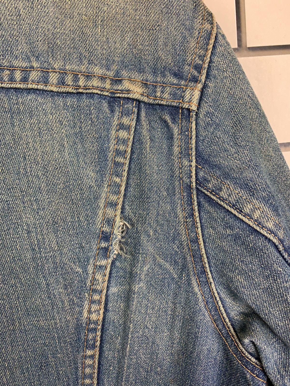 Levi's Vintage Levis 70s Trucker Distressed Denim Jacket Size US M / EU 48-50 / 2 - 14 Thumbnail