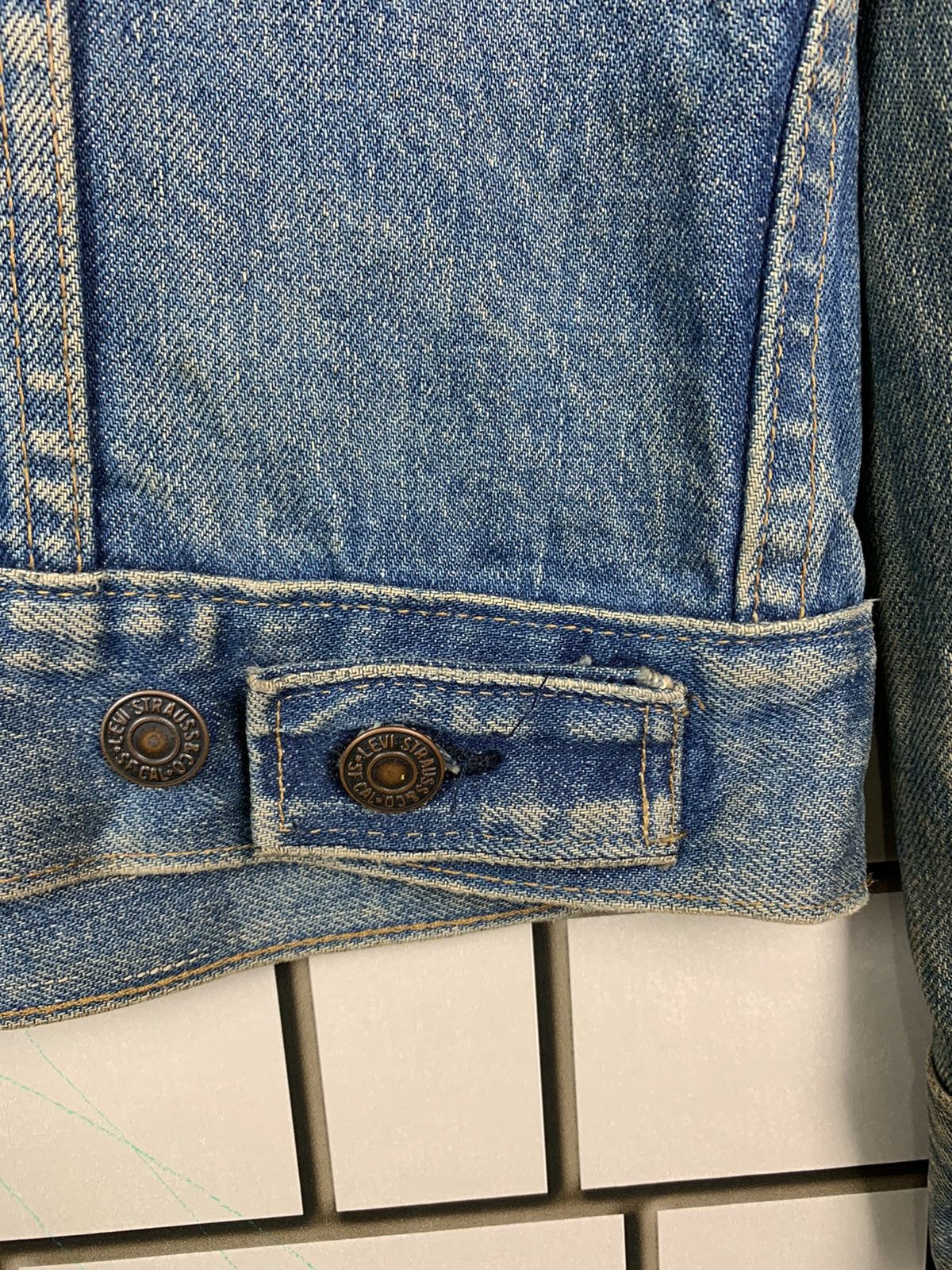 Levi's Vintage Levis 70s Trucker Distressed Denim Jacket Size US M / EU 48-50 / 2 - 15 Thumbnail