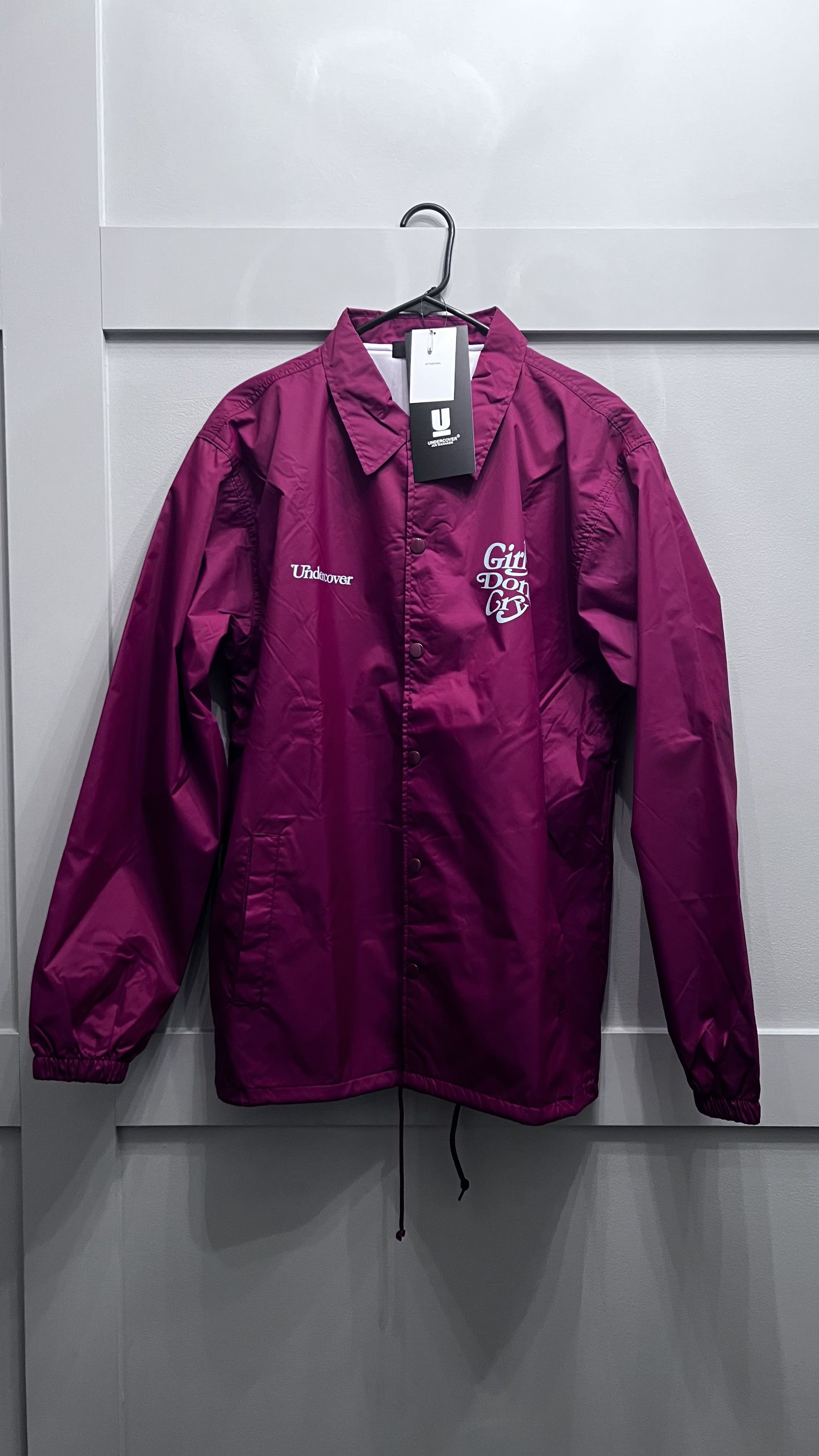 Girls Don't Cry × UNDERCOVER コーチジャケット Undercover x Verdy Girls Don't Cry Coach Jacket Bordeaux メンズ