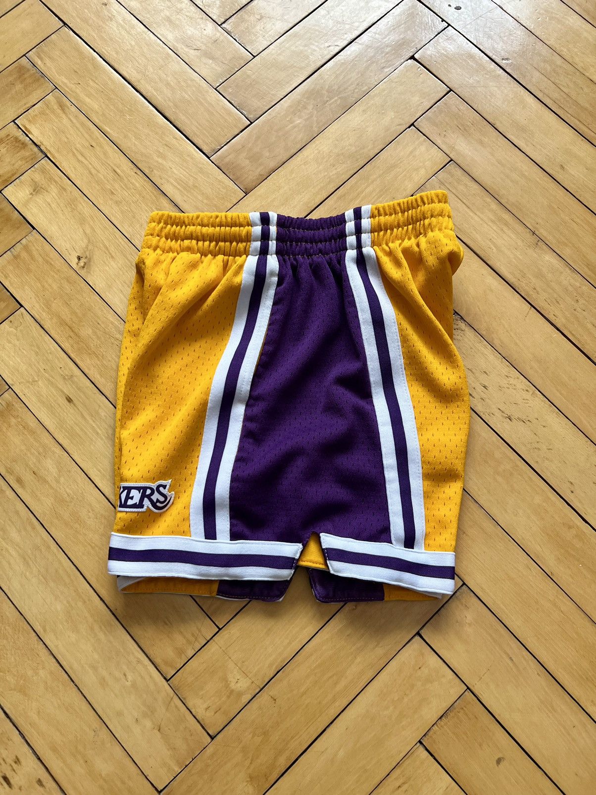 Mitchell & Ness × NBA Mitchell & Ness NBA Classics Los Angeles Lakers Shorts Size 26" / US 2 / IT 38 - 8 Thumbnail