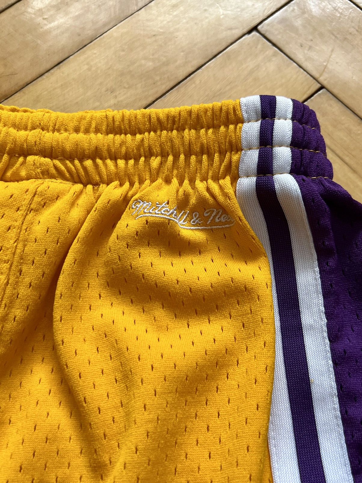 Mitchell & Ness × NBA Mitchell & Ness NBA Classics Los Angeles Lakers Shorts Size 26" / US 2 / IT 38 - 10 Thumbnail