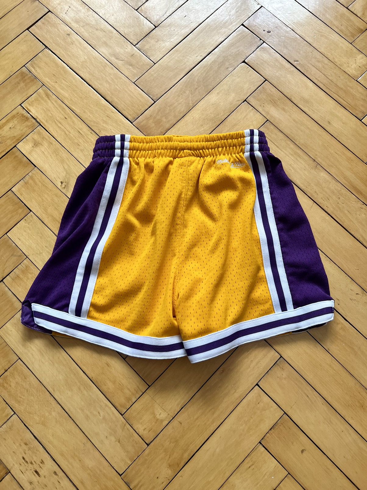 Mitchell & Ness × NBA Mitchell & Ness NBA Classics Los Angeles Lakers Shorts Size 26" / US 2 / IT 38 - 9 Thumbnail