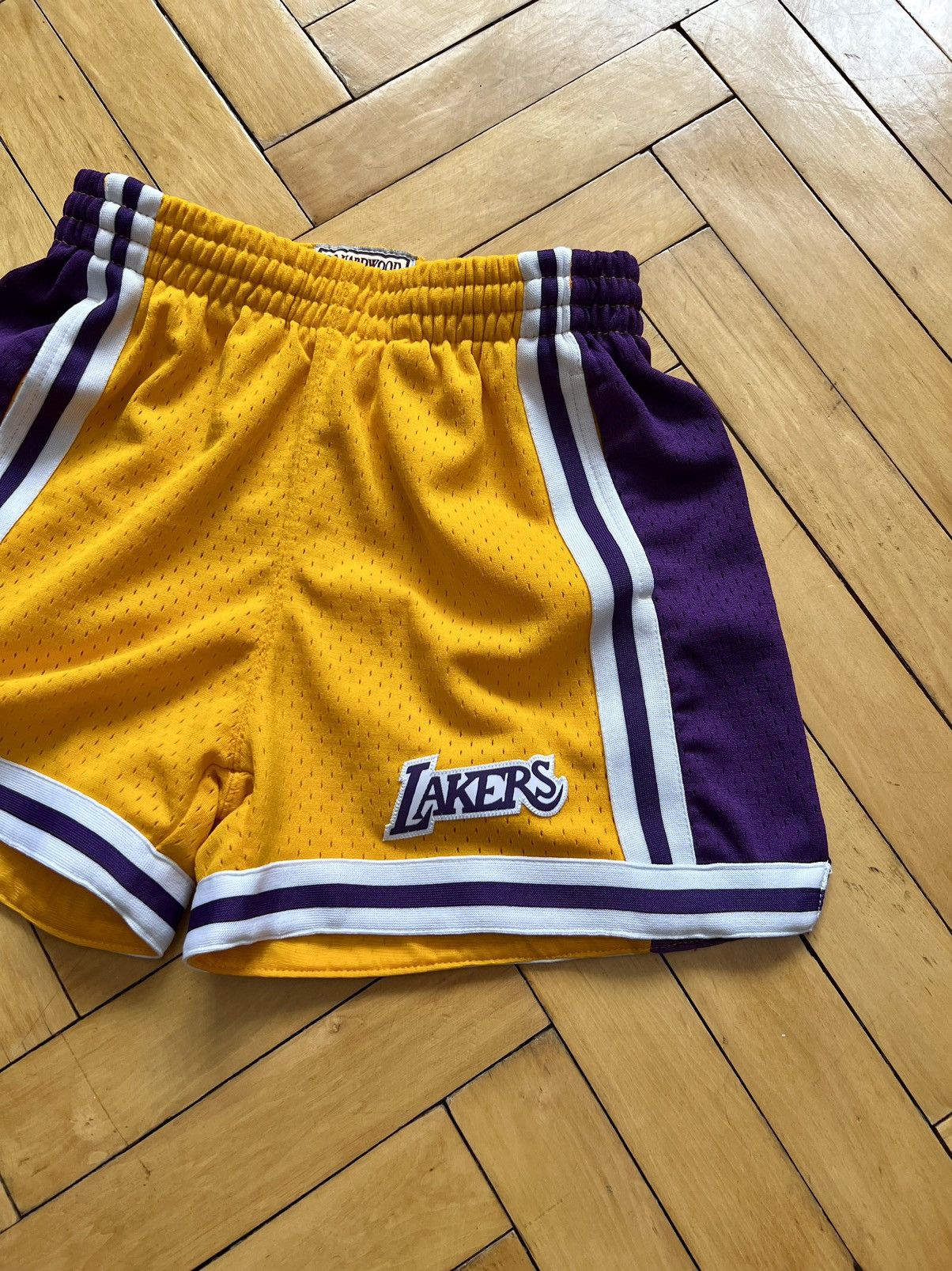 Mitchell & Ness × NBA Mitchell & Ness NBA Classics Los Angeles Lakers Shorts Size 26" / US 2 / IT 38 - 7 Thumbnail