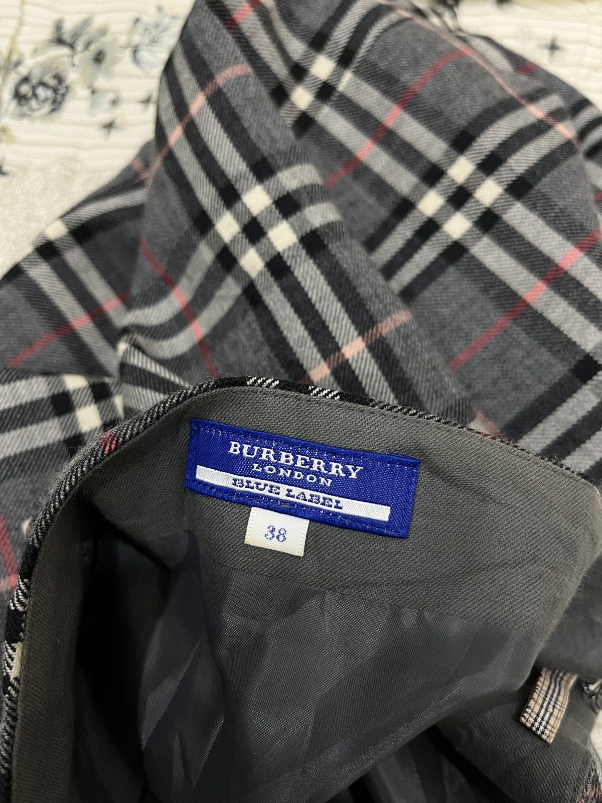 Burberry (Rrr). BURBERRY BLUE LABEL NOVA CHECK SKIRTS Size 28" / US 6 / IT 42 - 8 Thumbnail