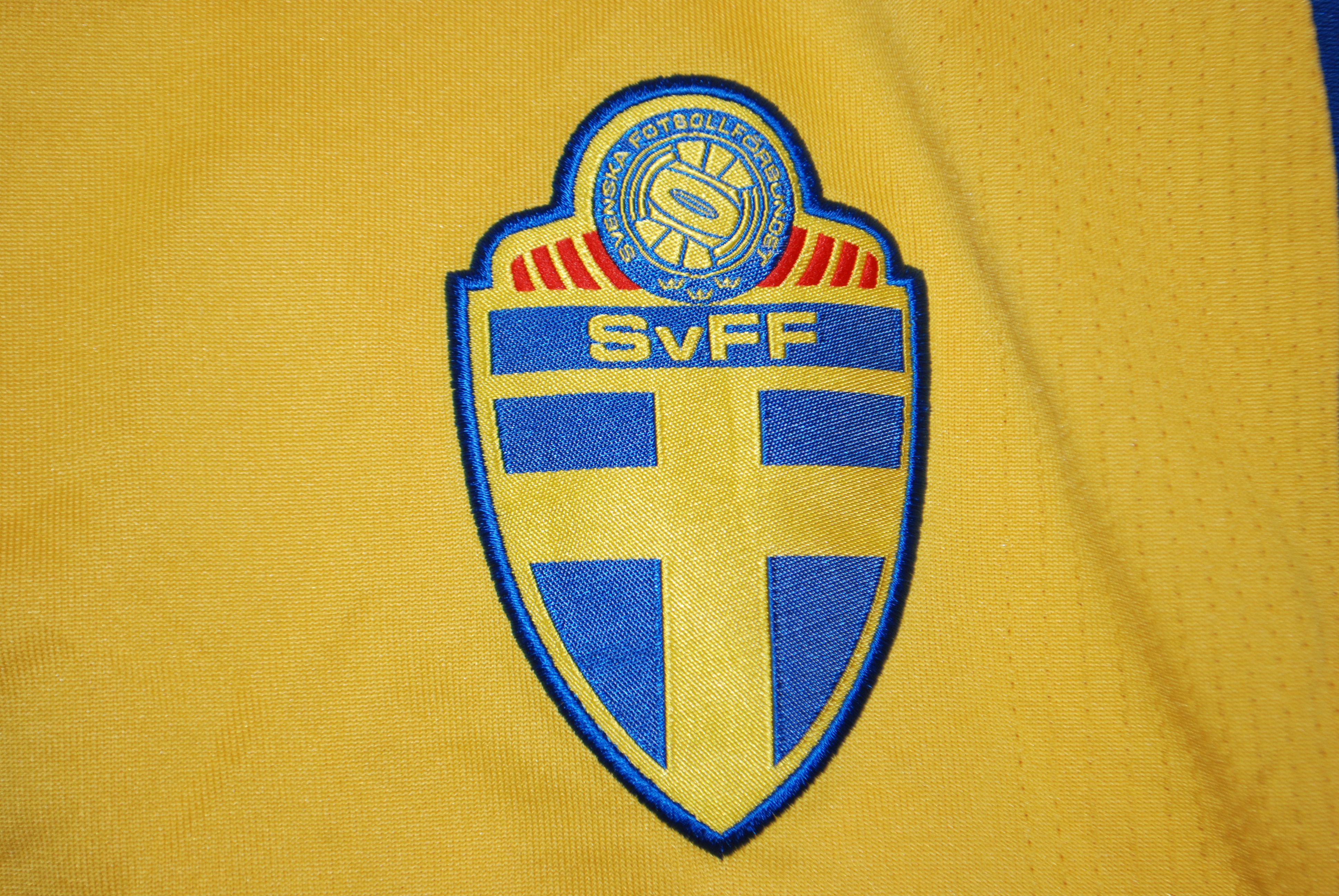 Umbro SWEDEN TEAM 2007 2009 HOME FOOTBALL SHIRT SOCCER JERSEY Size US XL / EU 56 / 4 - 4 Thumbnail