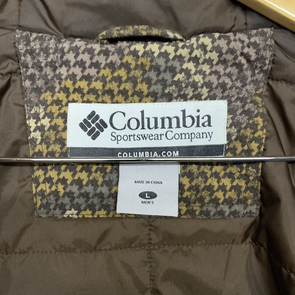 Columbia Vintage Columbia Sportswear Camouflage Hoodie Jacket Size L Size US L / EU 52-54 / 3 - 7 Thumbnail