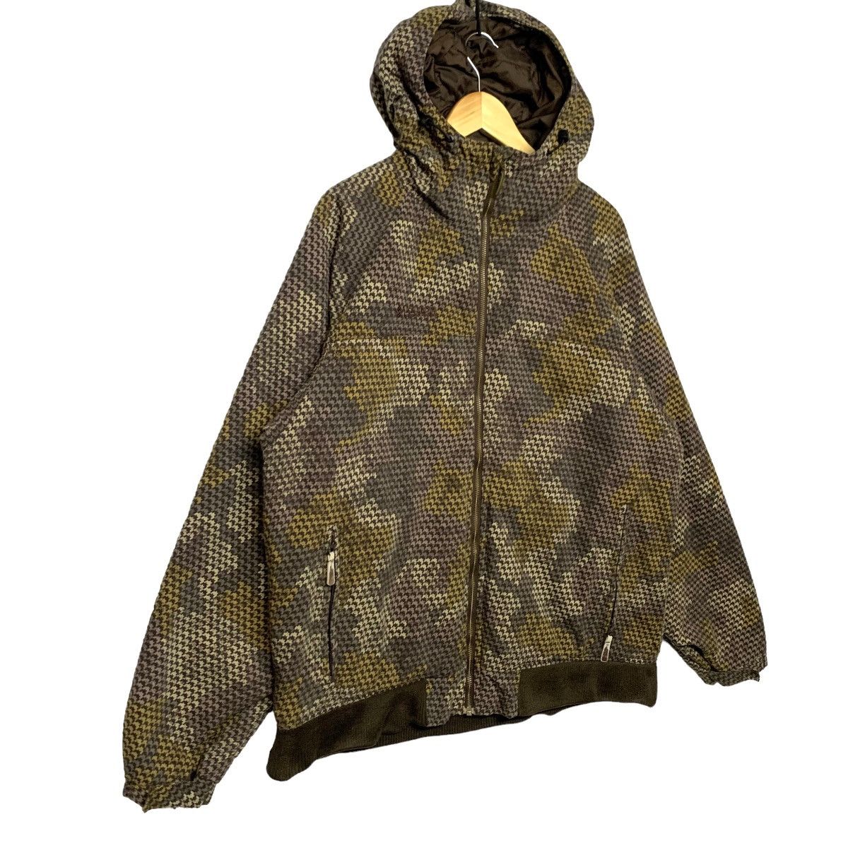 Columbia Vintage Columbia Sportswear Camouflage Hoodie Jacket Size L Size US L / EU 52-54 / 3 - 3 Thumbnail