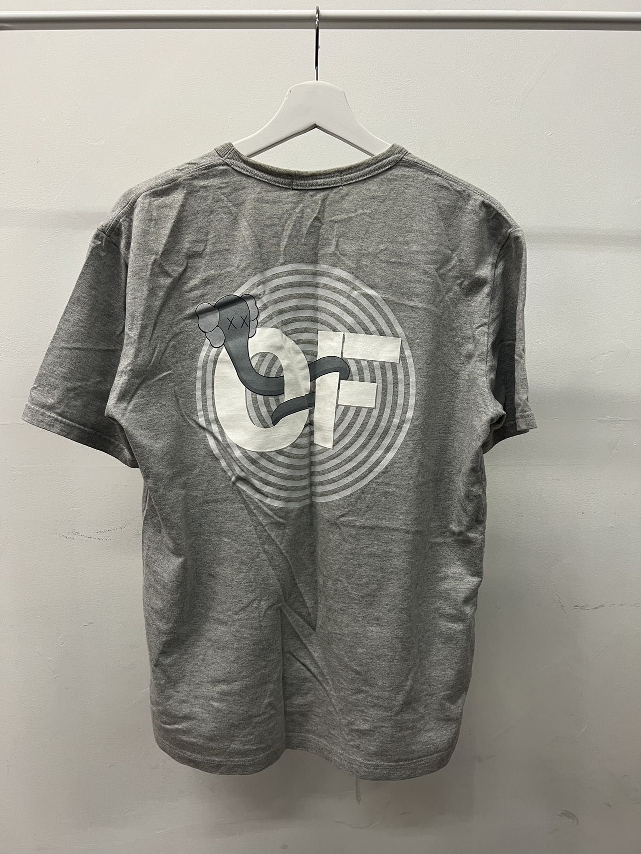 KAWS ORGINAL FAKE TEE SHIRT POCKET GREY OF