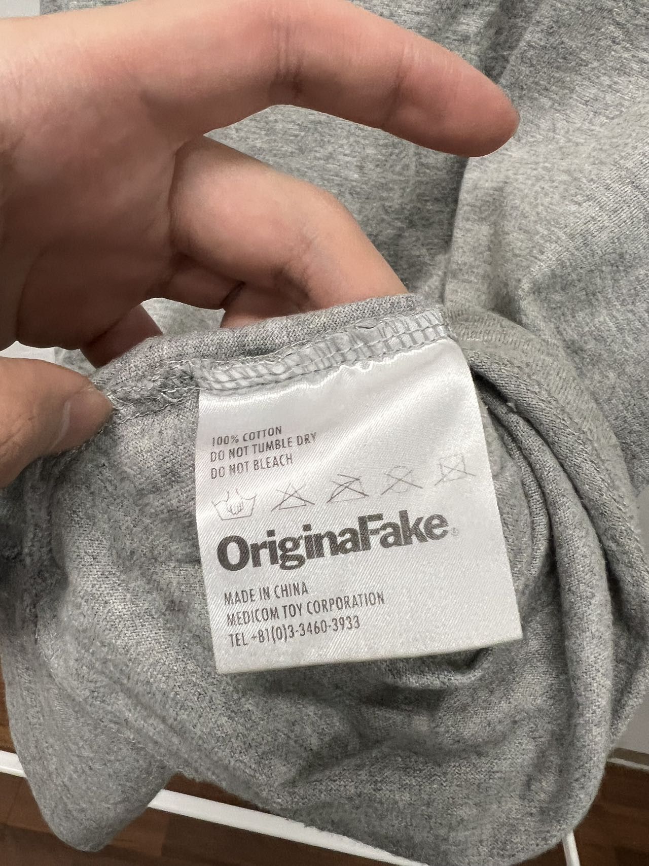 KAWS ORGINAL FAKE TEE SHIRT POCKET GREY OF
