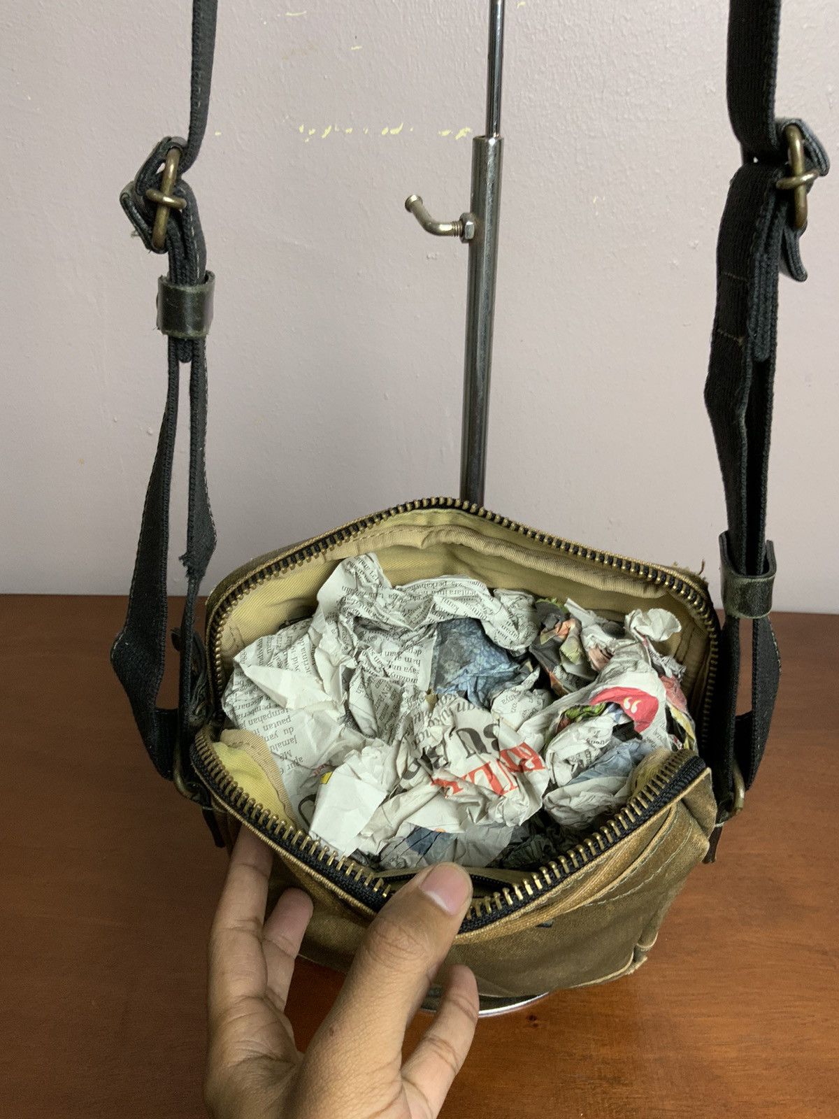 Japanese Brand Vintage Takeo Kikuchi Faded Leather Crossbody Sling Bag Size ONE SIZE - 16 Thumbnail
