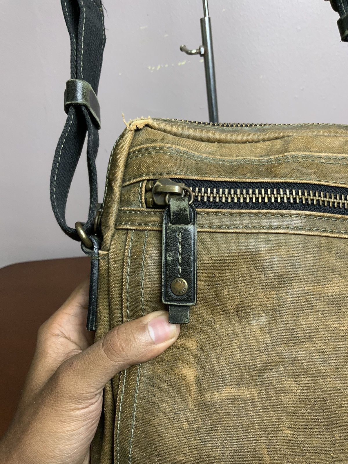 Japanese Brand Vintage Takeo Kikuchi Faded Leather Crossbody Sling Bag Size ONE SIZE - 14 Thumbnail
