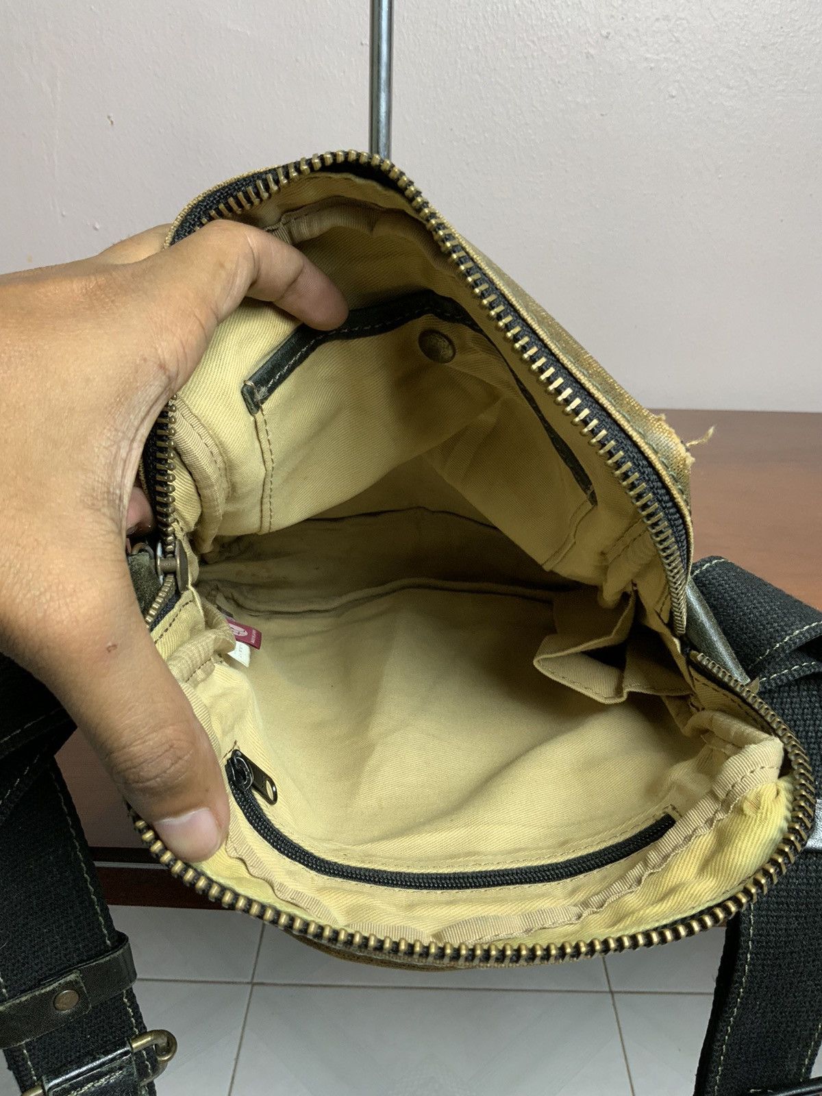 Japanese Brand Vintage Takeo Kikuchi Faded Leather Crossbody Sling Bag Size ONE SIZE - 17 Thumbnail