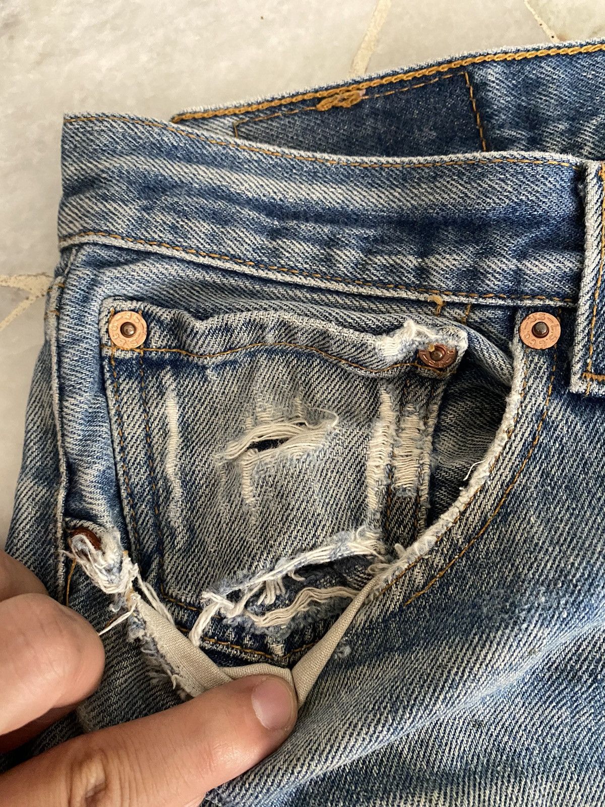 Levi's VINTAGE 90s LEVIS 501XX DISTRESSED DENIM JEANS Size US 33 - 8 Thumbnail