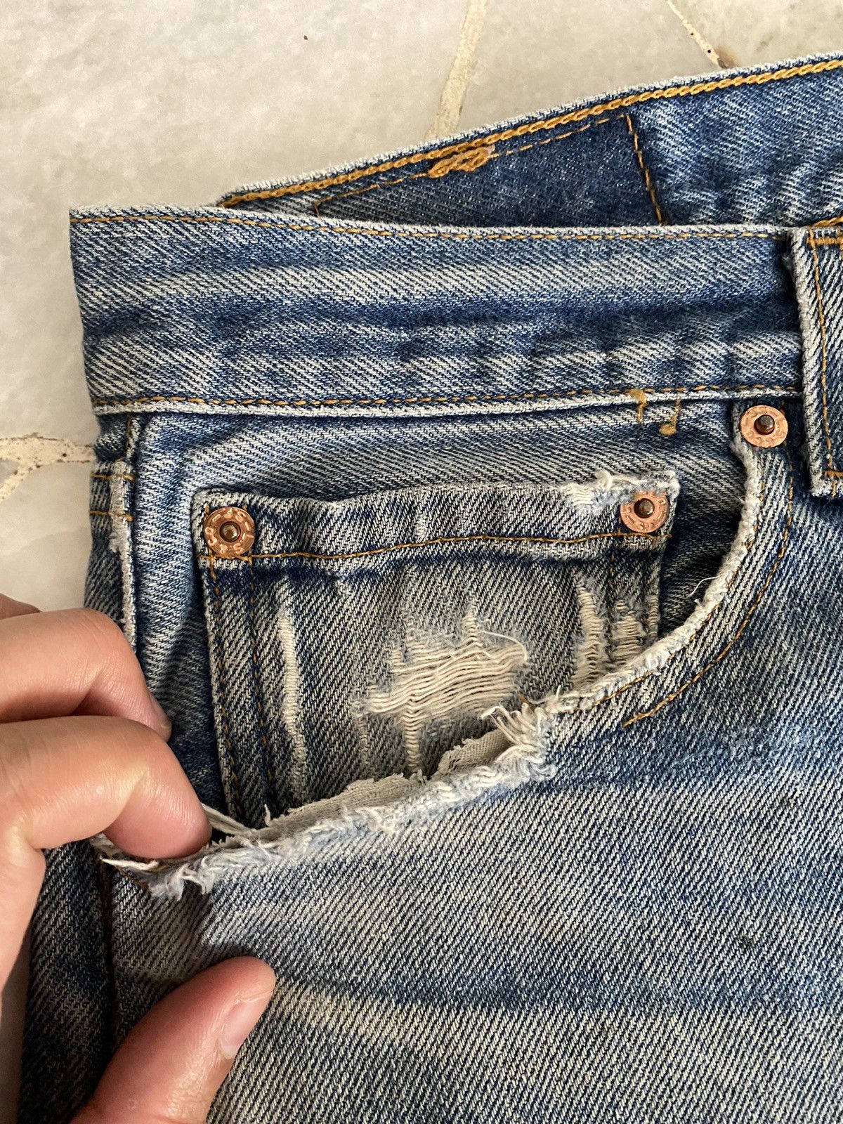 Levi's VINTAGE 90s LEVIS 501XX DISTRESSED DENIM JEANS Size US 33 - 6 Thumbnail