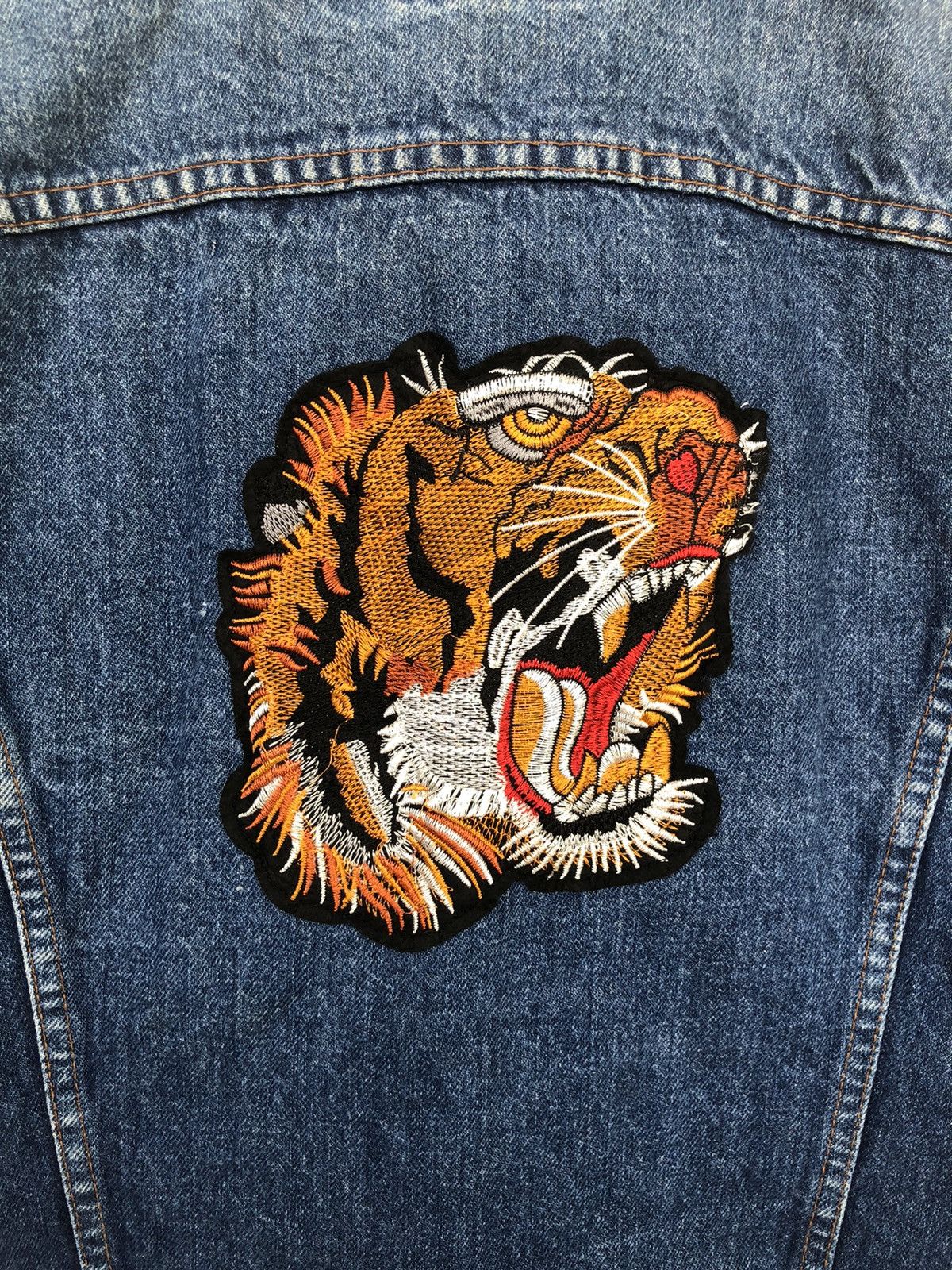 Levi's Vintage Clothing Vintage Levis 70506 Tiger Patch Embroidery Trucker Jacket Size US M / EU 48-50 / 2 - 6 Thumbnail