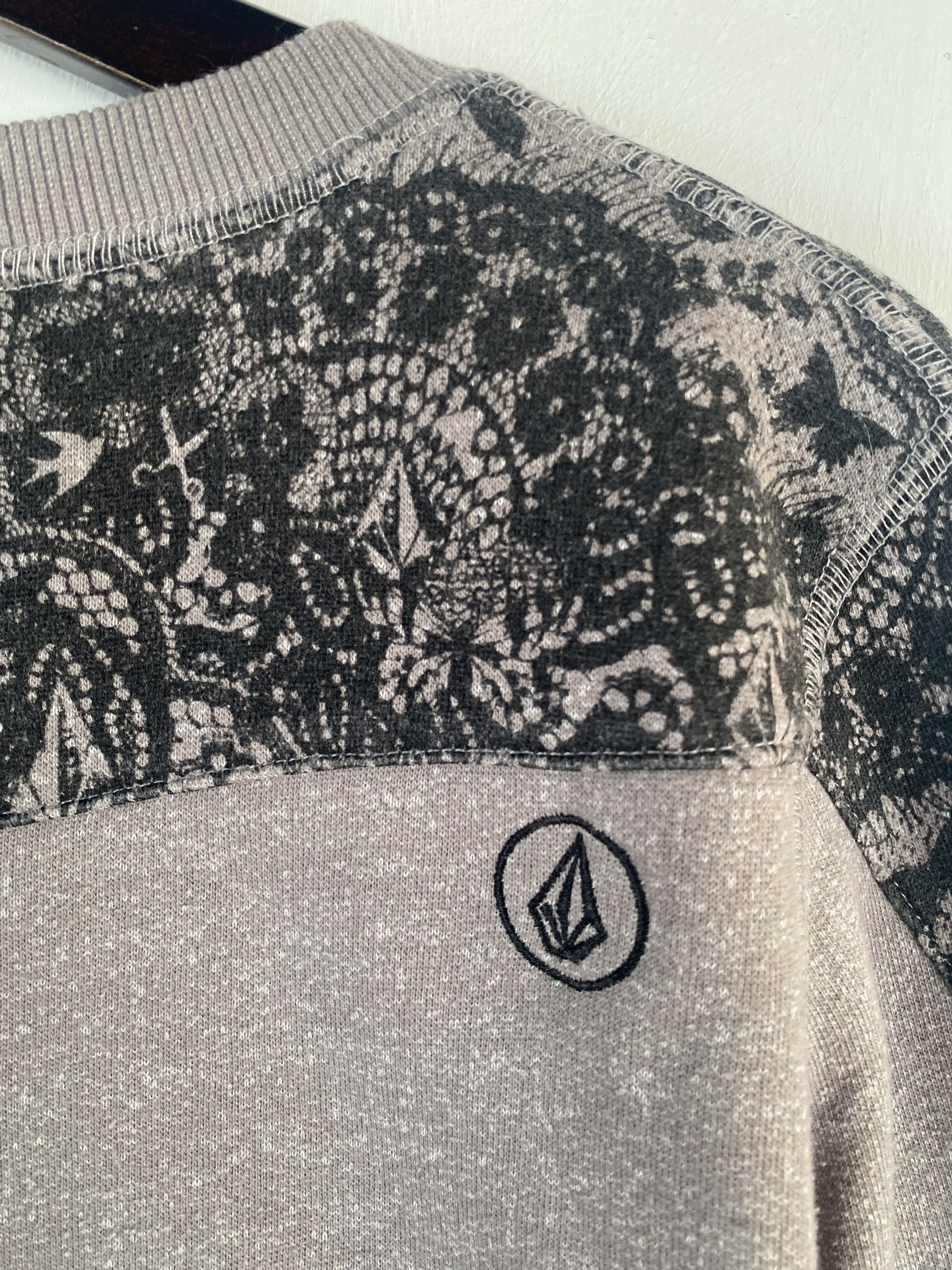 Volcom ⚡️VOLCOM embroidered streetwear outdoor pocket sweatshirt Size US M / EU 48-50 / 2 - 4 Thumbnail