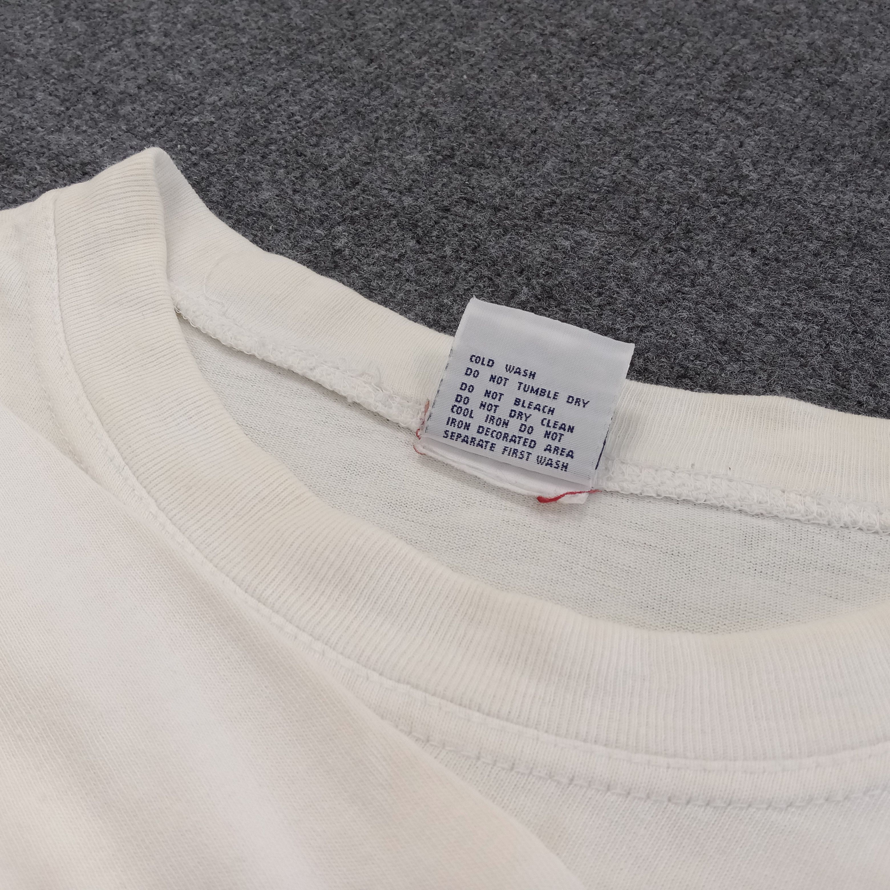 Universal Studios × Vintage James Bond 007 Tomorrow Never Dies Movie Tshirt Size US M / EU 48-50 / 2 - 5 Thumbnail