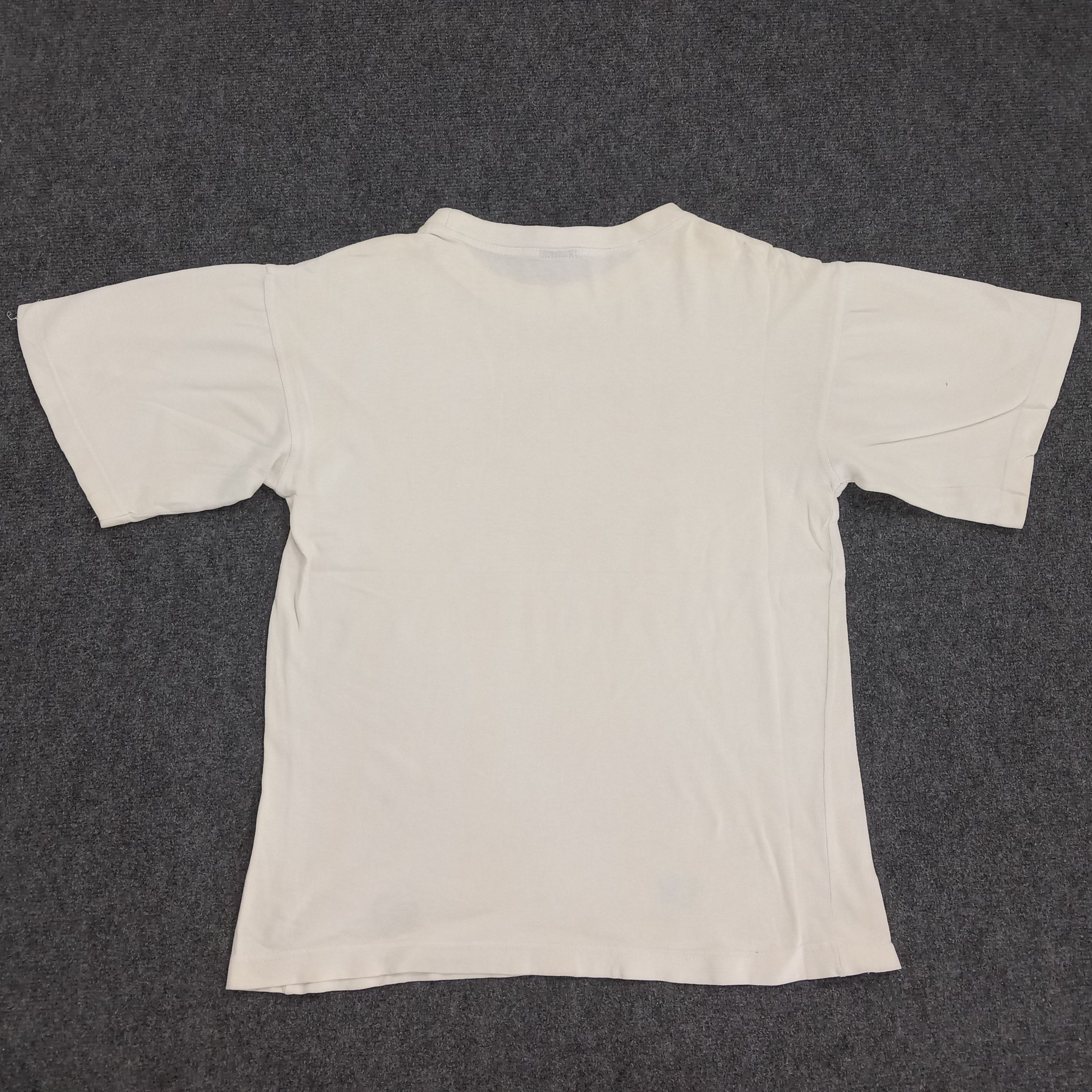 Universal Studios × Vintage James Bond 007 Tomorrow Never Dies Movie Tshirt Size US M / EU 48-50 / 2 - 3 Thumbnail