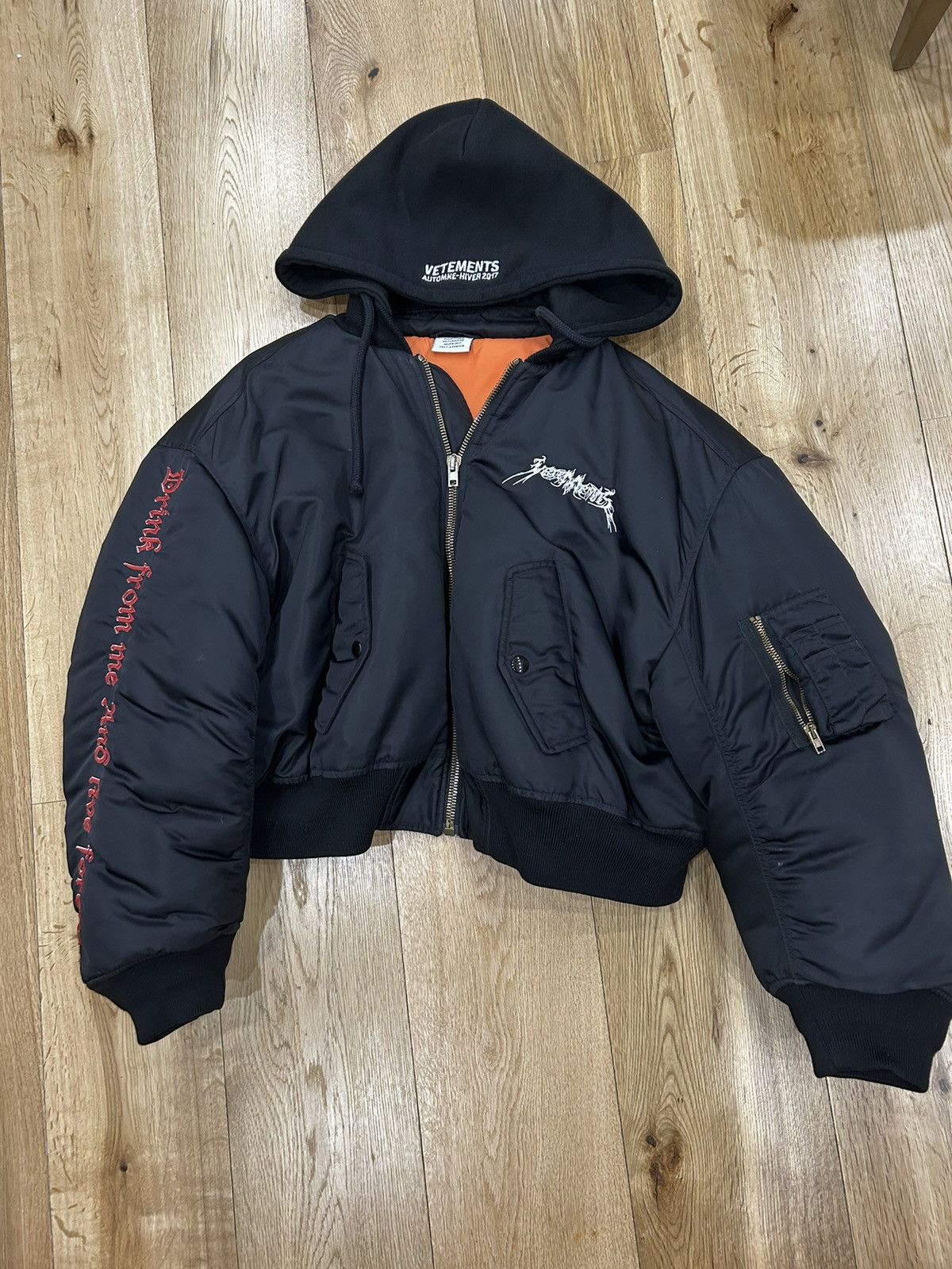 トップス VETEMENTS AUTOMNE-HIVER 2017 Vetements Seoul hoodie 2017 demna gvasalia Size | Depop