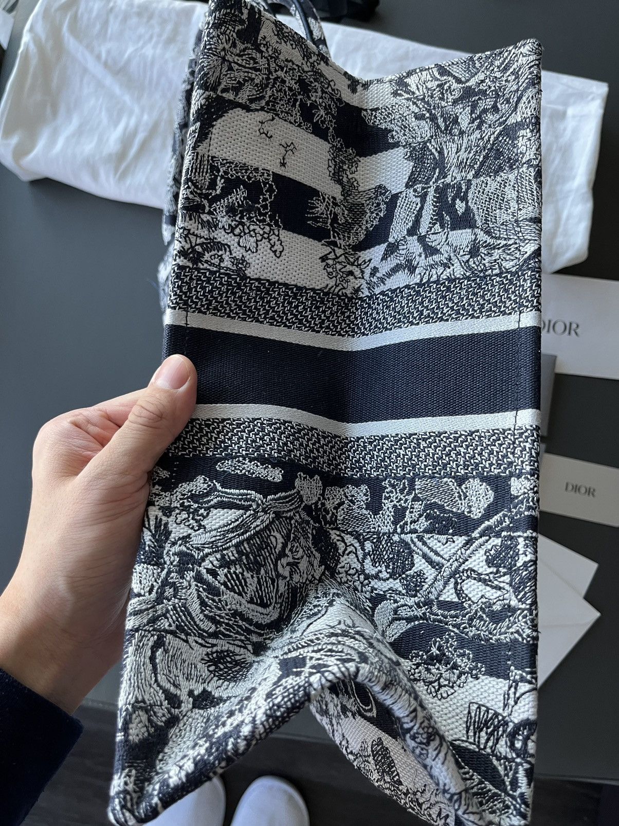 Dior Runway Limited Edition Dior Logo Large Embroidery Book Tote Size ONE SIZE - 22 Thumbnail