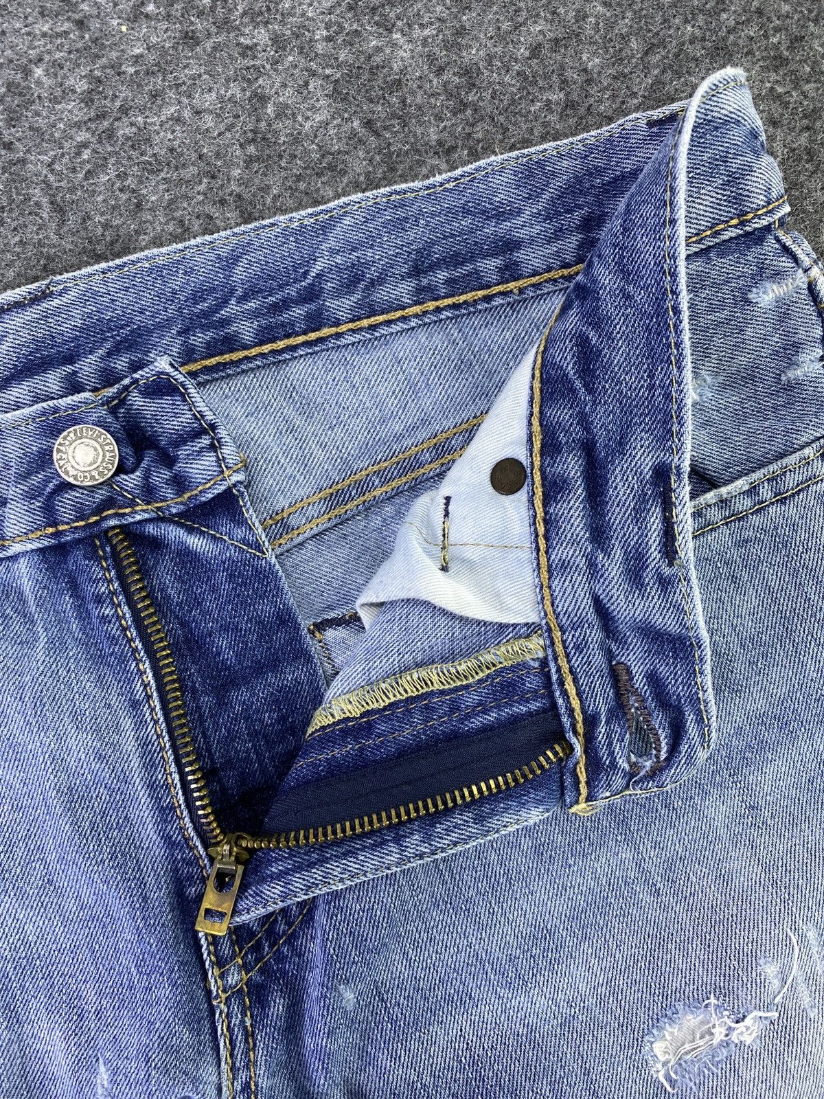 Levi's VINTAGE LEVI'S 511 DISTRESS BLUE WASH JEANS - J676 Size US 32 / EU 48 - 3 Thumbnail