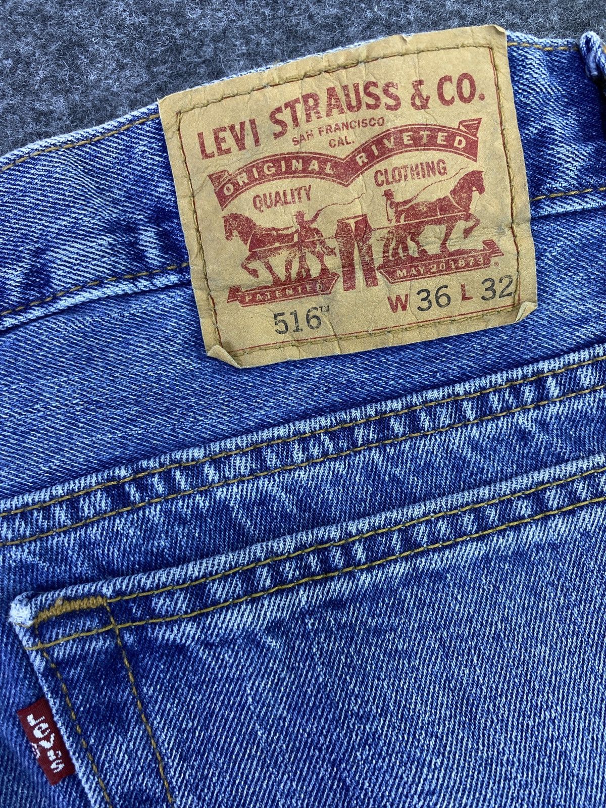 Levi's VINTAGE LEVI'S 516 BLUE JEANS - J679 Size US 35 - 8 Thumbnail