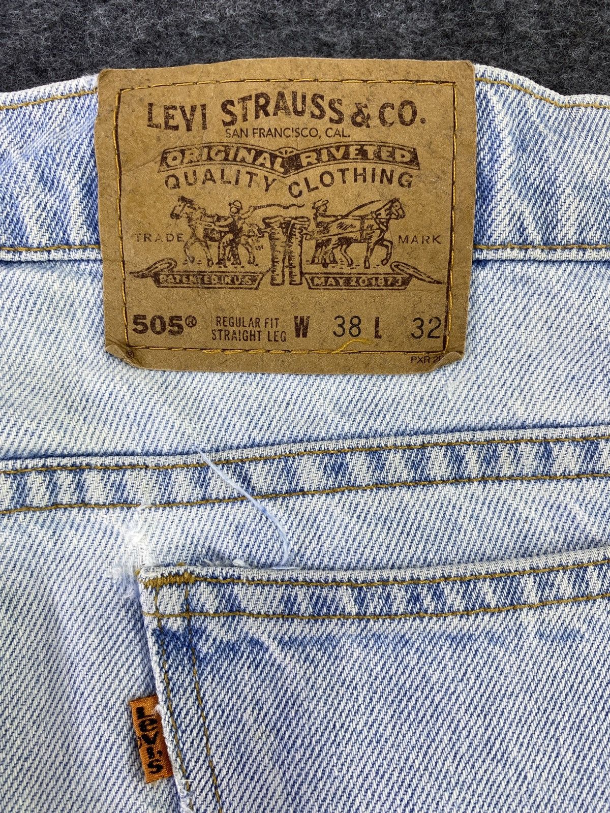 Levi's VINTAGE LEVI'S 505 DISTRESS LIGHT BLUE WASH JEANS - J688 Size US 38 / EU 54 - 9 Thumbnail