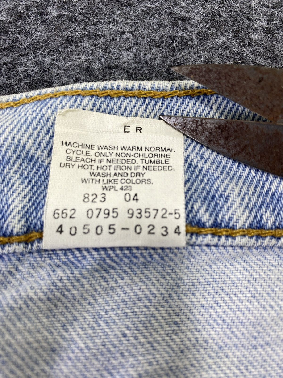 Levi's VINTAGE LEVI'S 505 DISTRESS LIGHT BLUE WASH JEANS - J688 Size US 38 / EU 54 - 6 Thumbnail