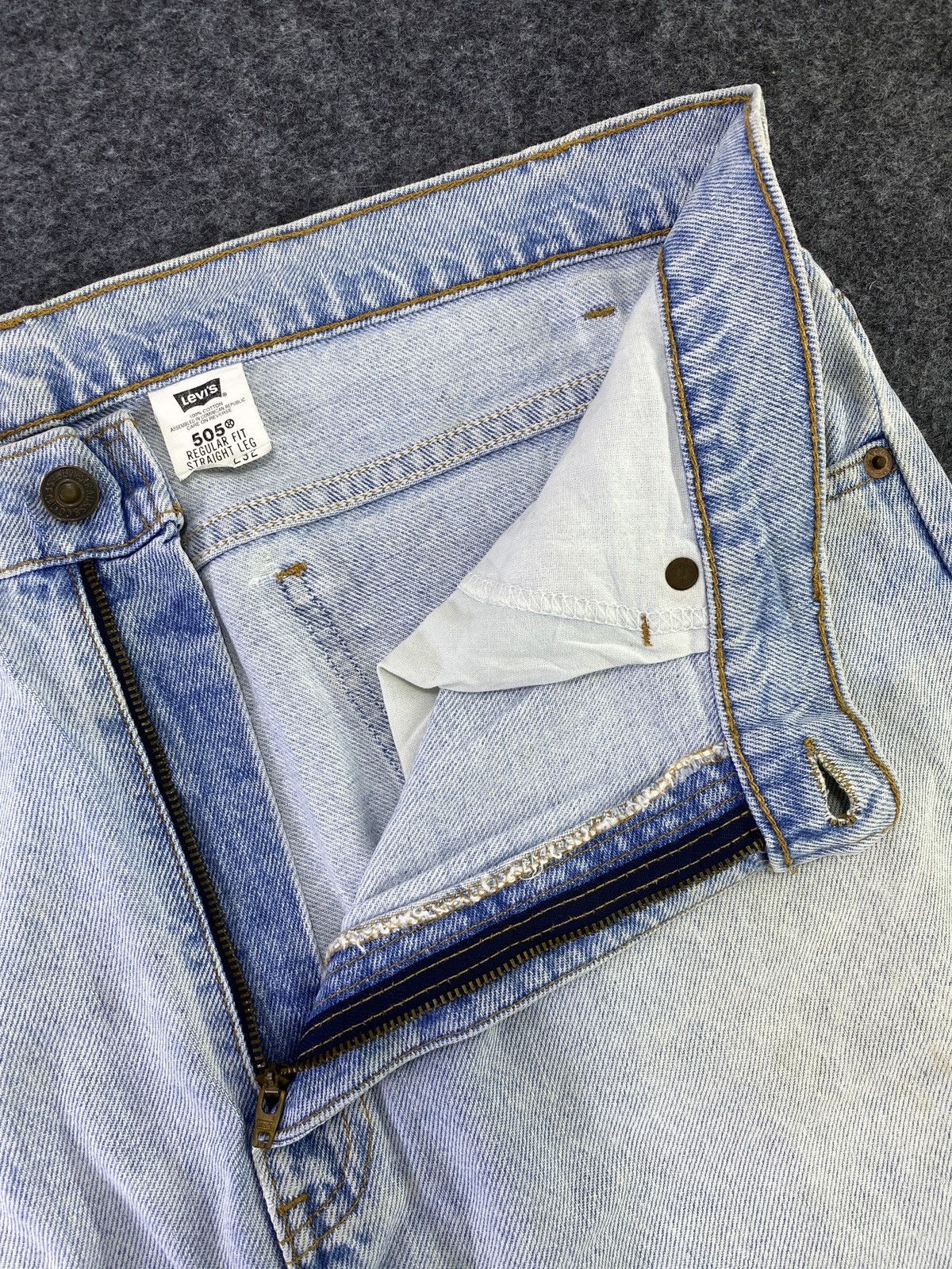 Levi's VINTAGE LEVI'S 505 DISTRESS LIGHT BLUE WASH JEANS - J688 Size US 38 / EU 54 - 3 Thumbnail