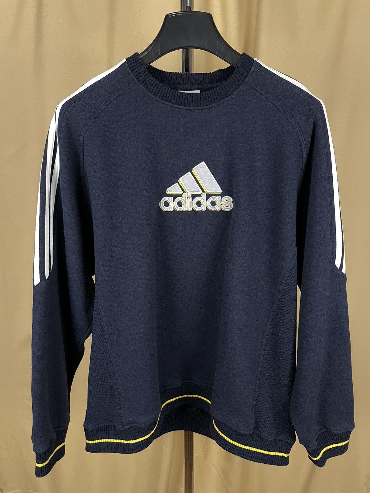 Vintage Adidas logo sweatshirt, size M, men's cotton gray type Vintage Second Hand