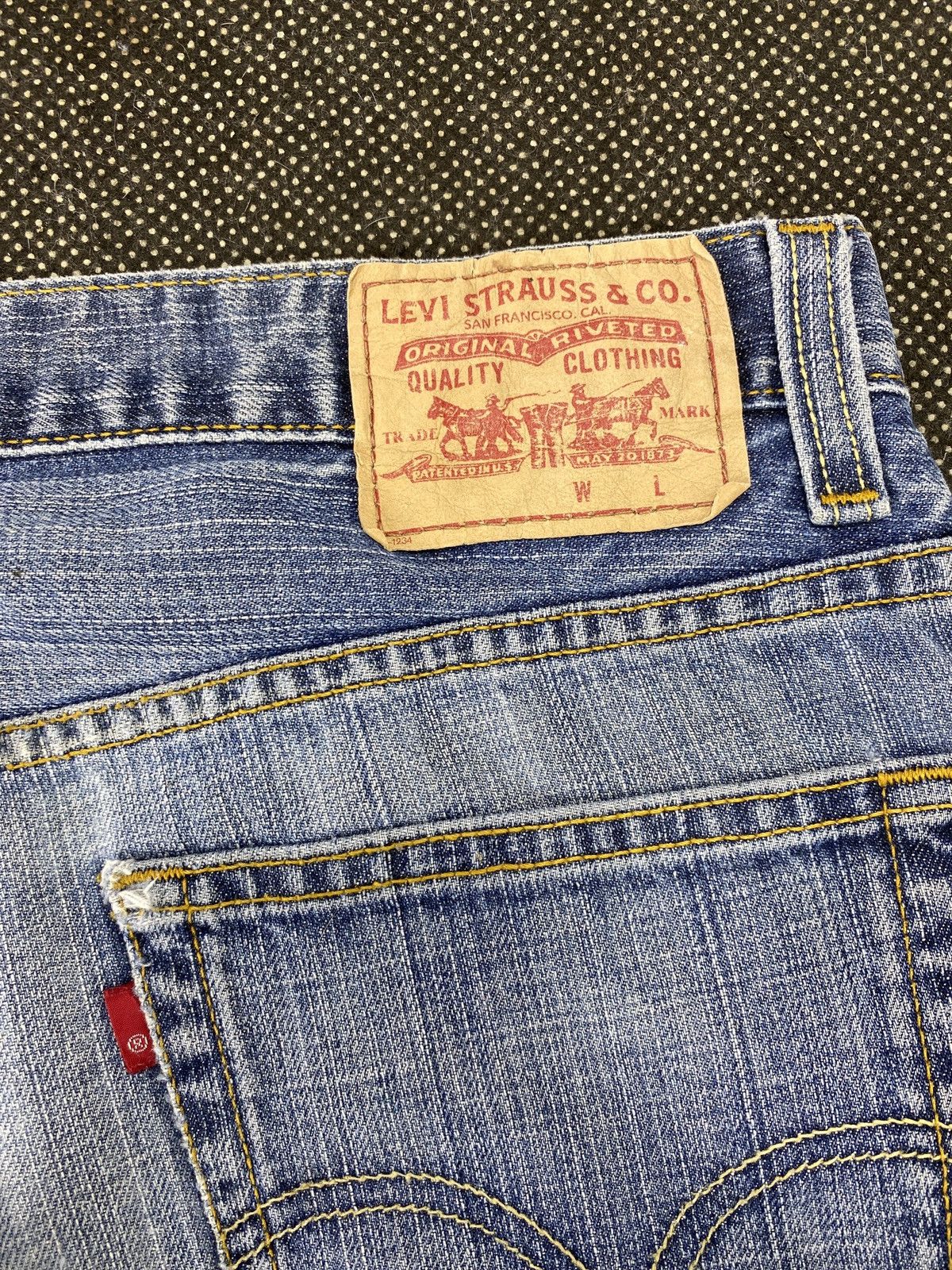 Levi's VINTAGE LEVI'S 559 DISTRESSED BLUE WASH JEANS -J532 Size US 37 - 11 Thumbnail