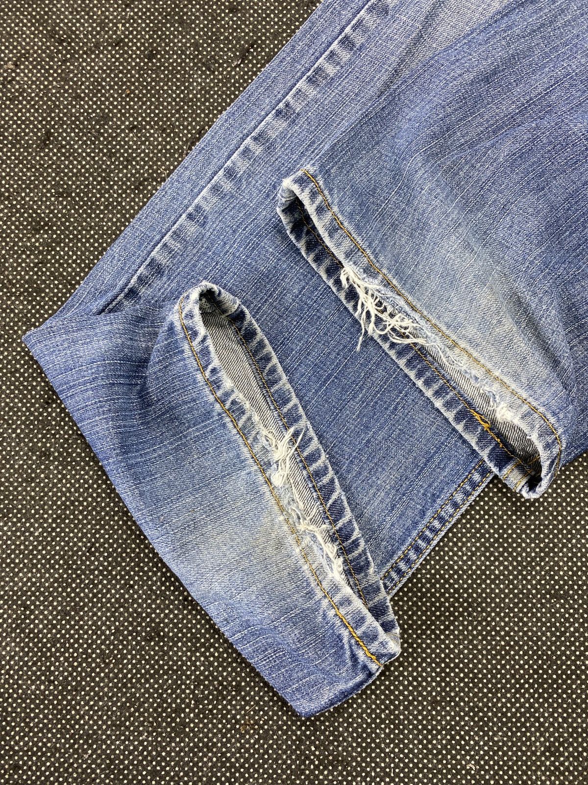 Levi's VINTAGE LEVI'S 559 DISTRESSED BLUE WASH JEANS -J532 Size US 37 - 9 Thumbnail