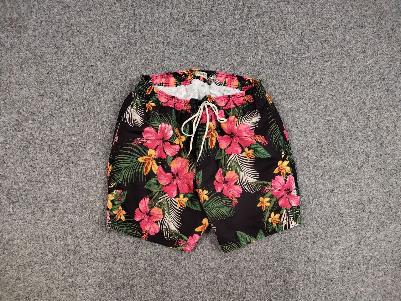 Vintage Vintage 90's Flowers Art Casual Shorts Streetwear Hawaiian Size US 34 / EU 50 - 1 Thumbnail