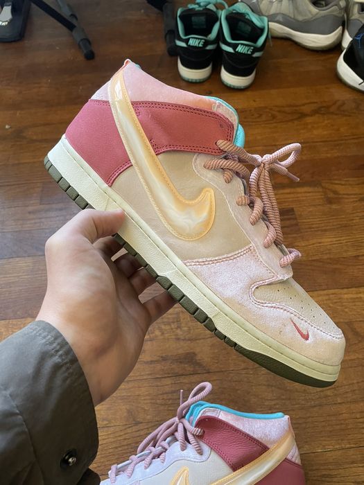 dunk low strawberry milk