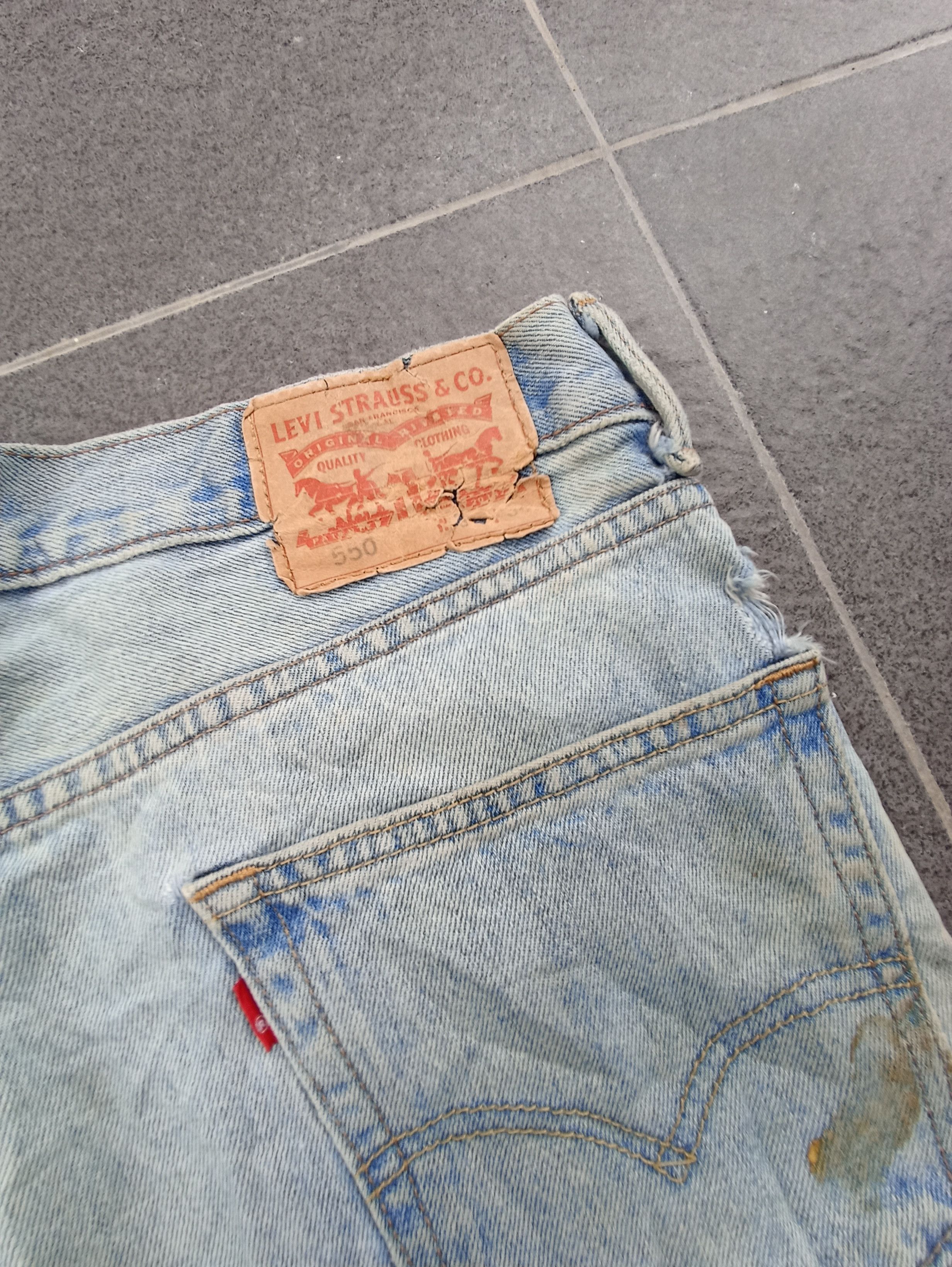 Jean × Levi's × Vintage Vintage Levis 550 Distress Blue Wash Jeans - J221 Size US 37 - 9 Thumbnail