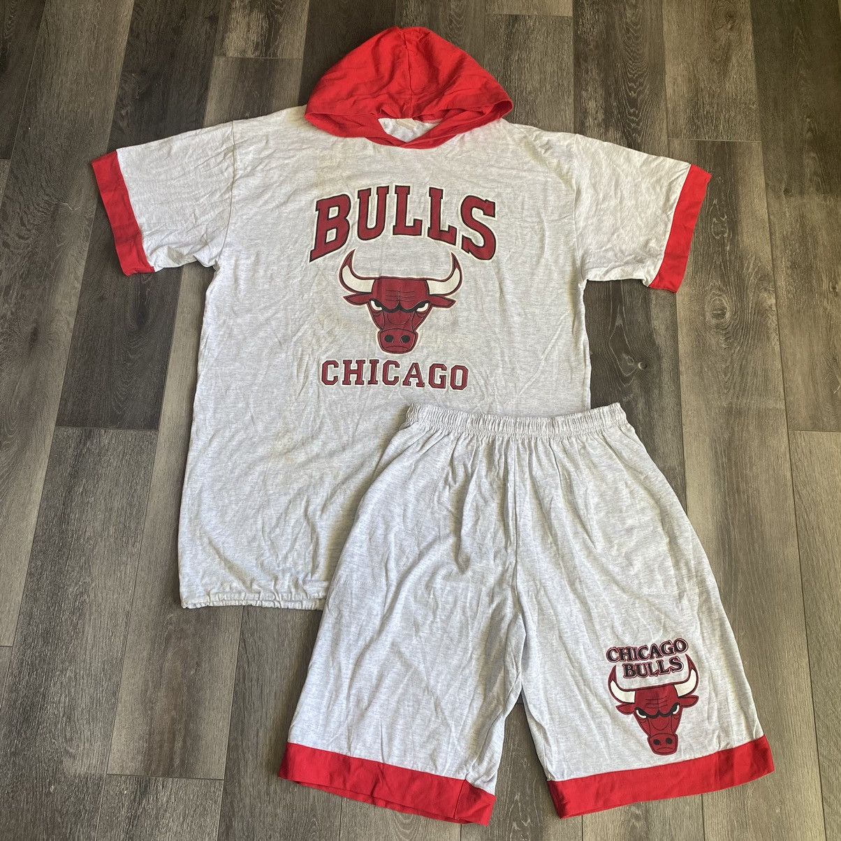 NBA Vintage 1990s NBA Chicago Bulls T Shirt and Shorts Bundle XL Size US XL / EU 56 / 4 - 1 Thumbnail