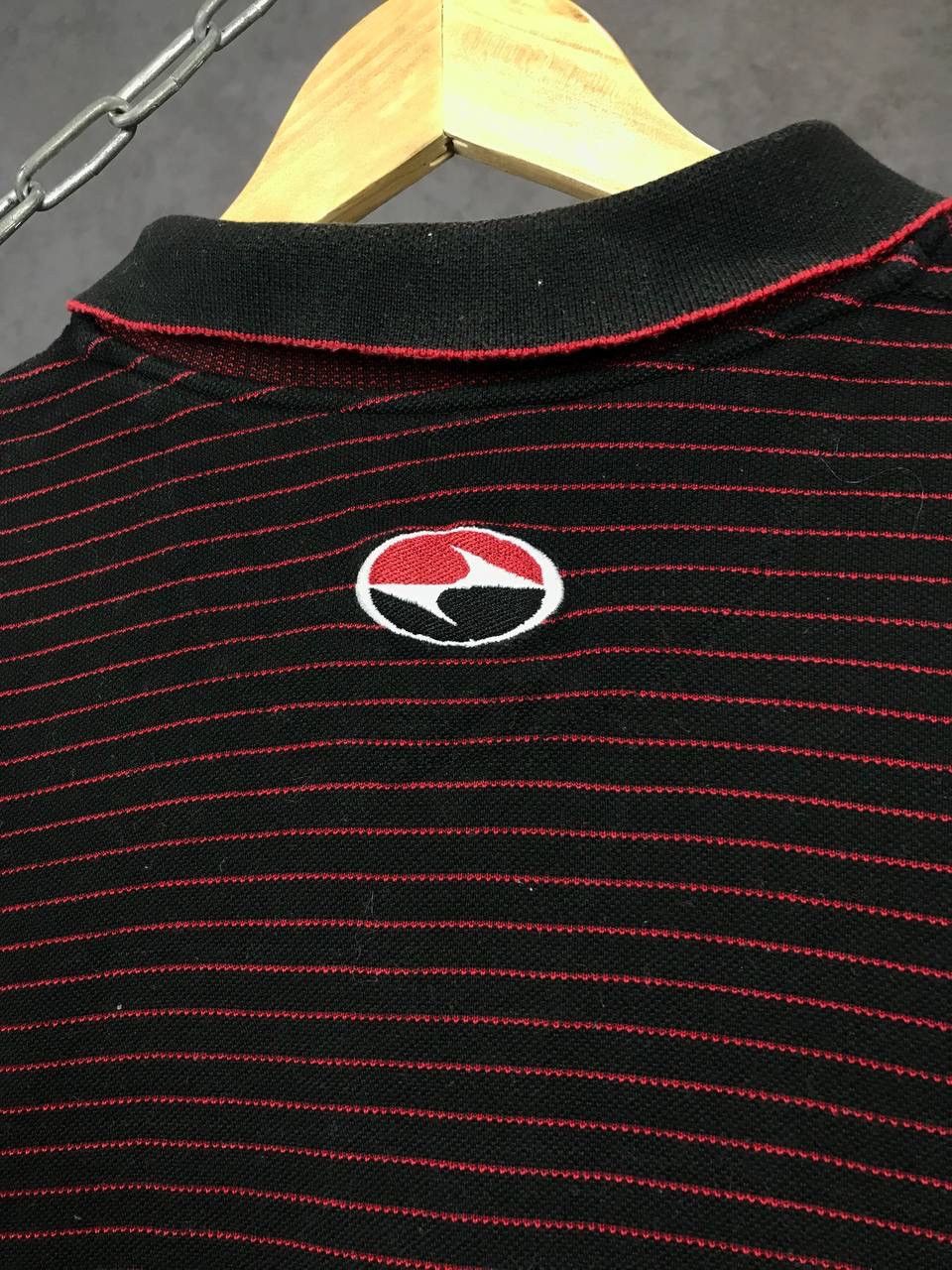 Nike Nike swoosh streetwear vintage center logo polo sweatshirt Size US L / EU 52-54 / 3 - 8 Thumbnail