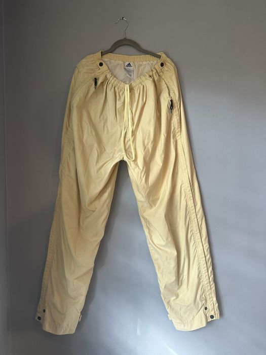 Frozen store yellow joggers