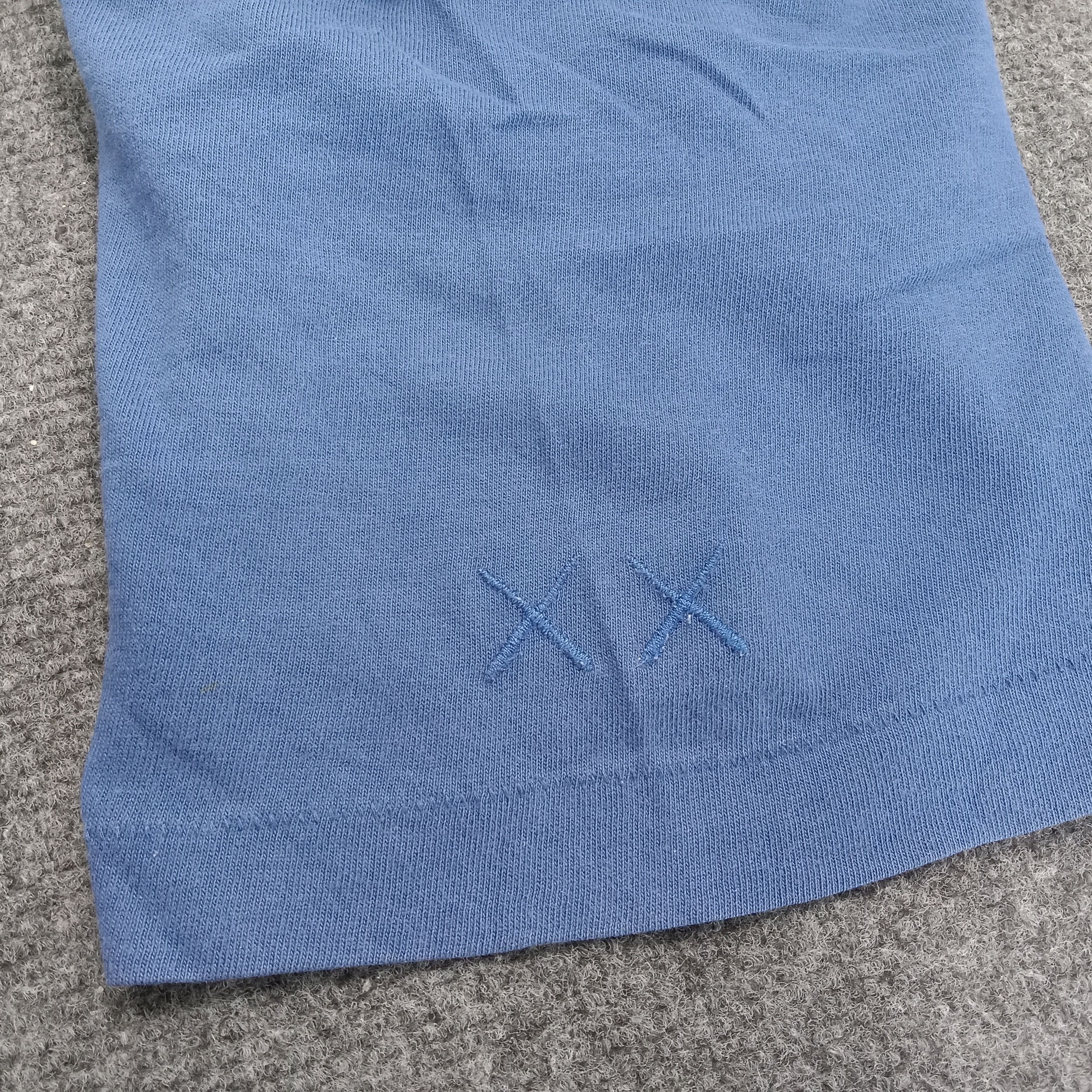 Kaws × Uniqlo × Vintage KAWS x Japanese Brand Logo Tshirt Size US M / EU 48-50 / 2 - 5 Thumbnail