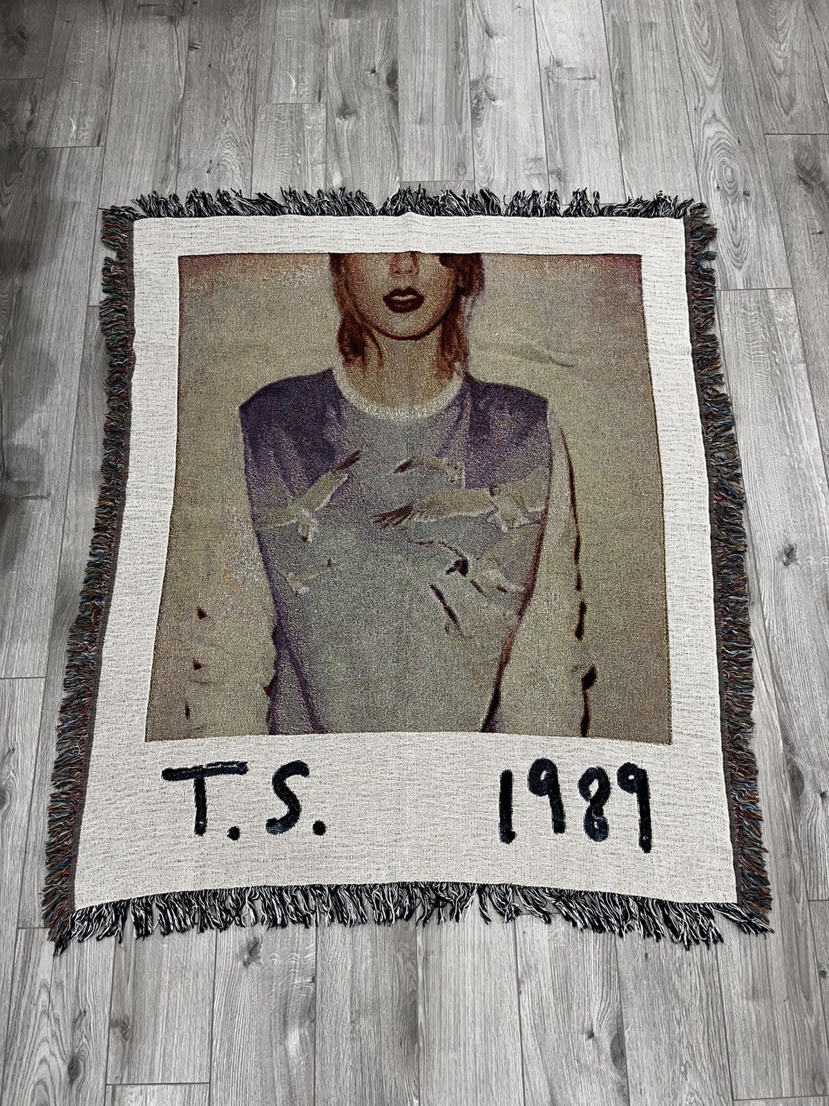 1989 Taylor deals Swift Blanket