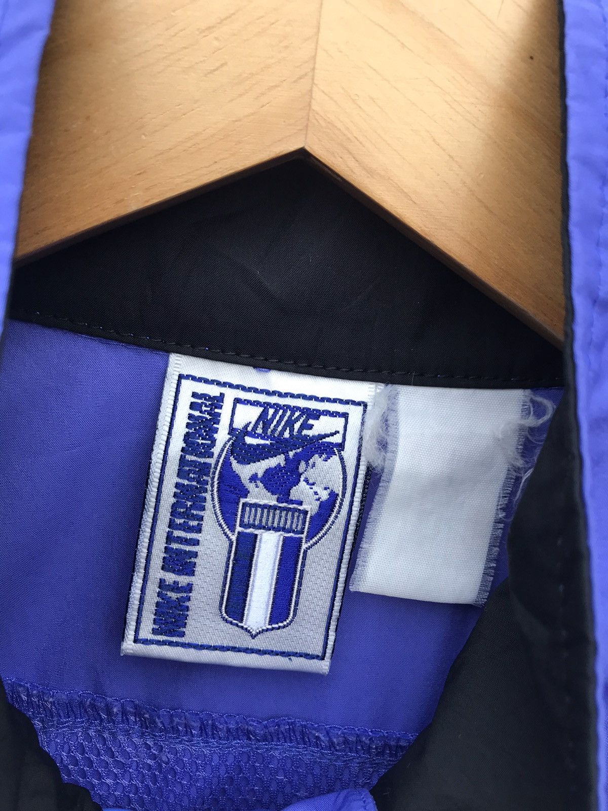 Nike Vintage Nike International Windbreaker Nike Swoosh Jacket Size US S / EU 44-46 / 1 - 2 Thumbnail