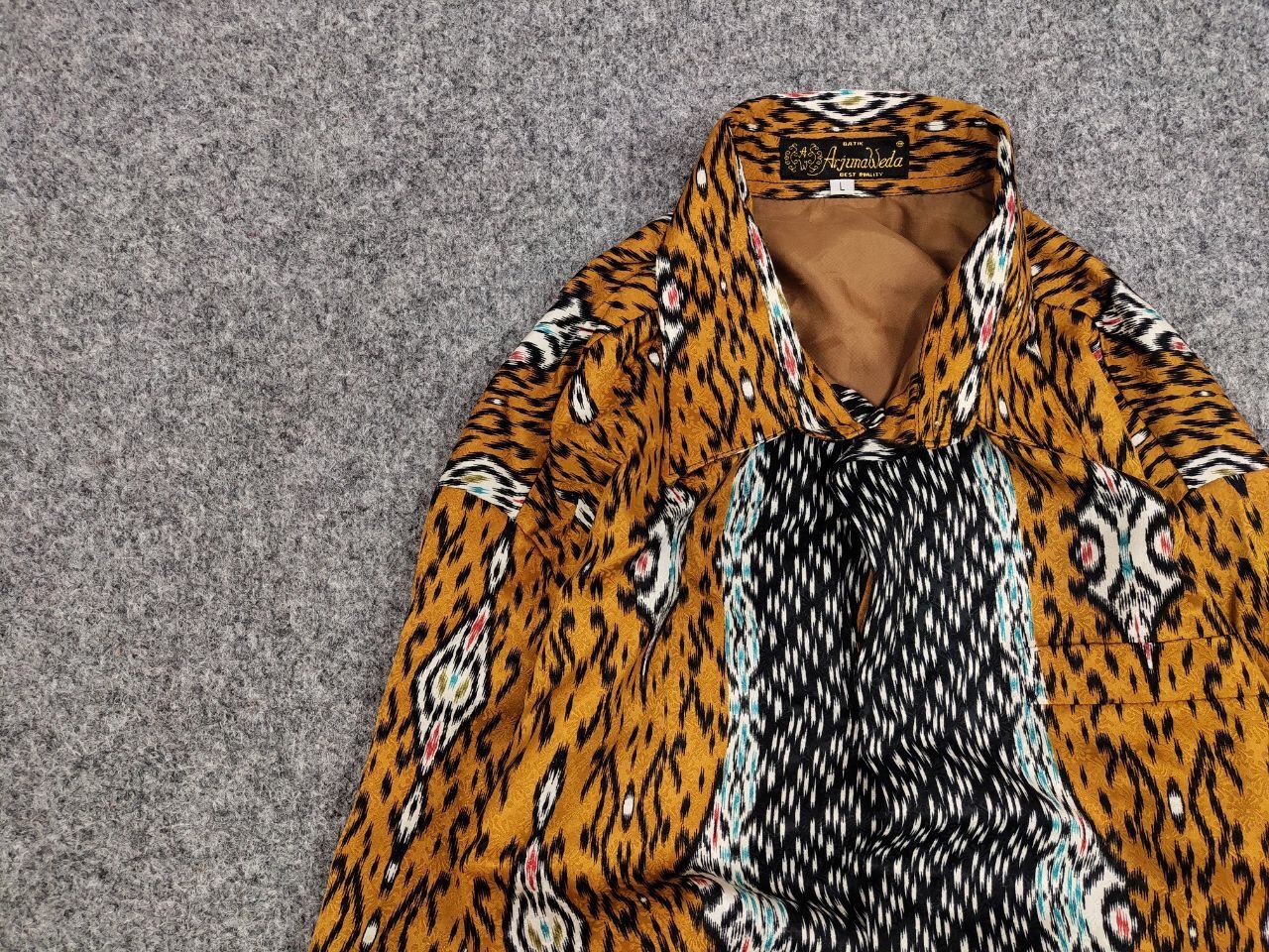 Other Vintage 90's Batik Arjuna Weda Japan Bright gold men's Shirt Size US L / EU 52-54 / 3 - 11 Thumbnail